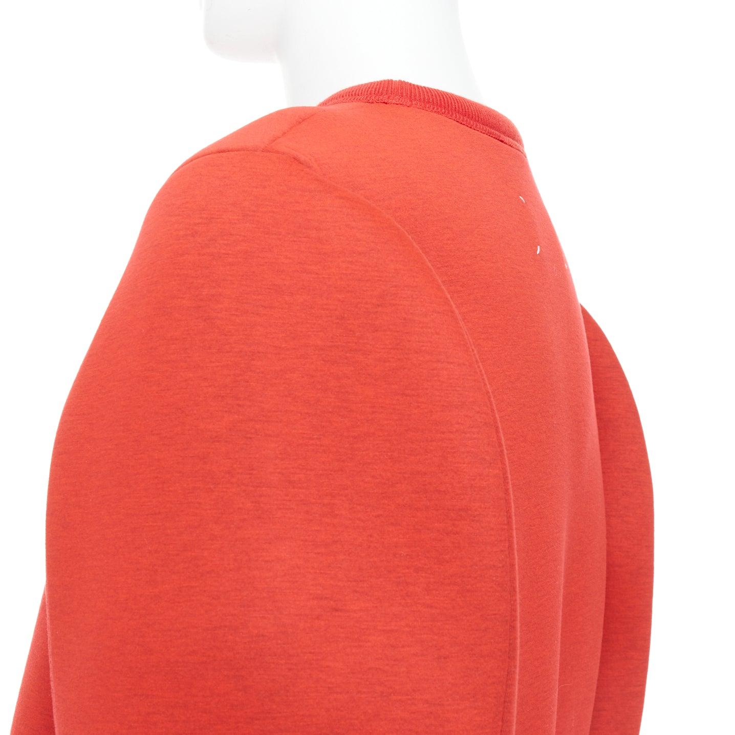 Maison MARGIELA 2010 maglione rosso in neoprene strutturato con maniche curve S in vendita 1