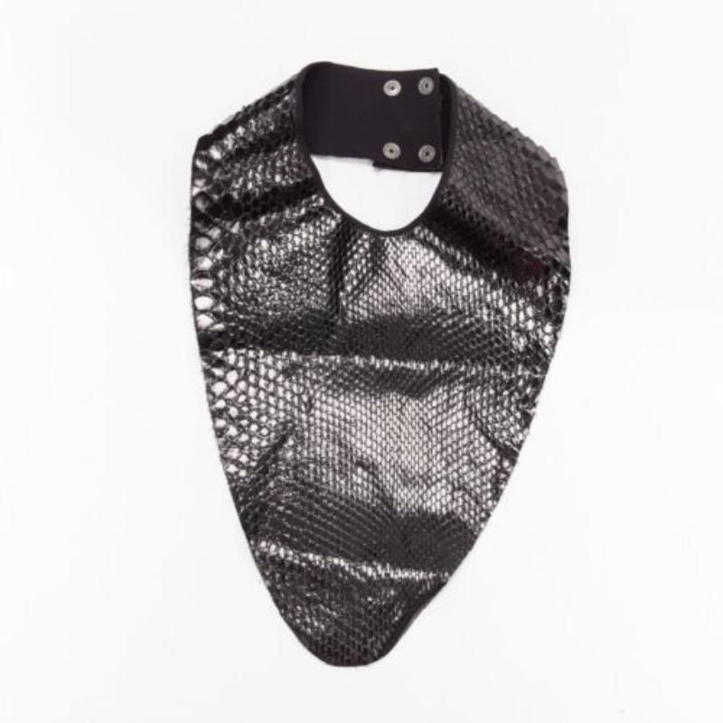 MAISON MARGIELA 2011 black scaled leather bib collar One Size
Reference: BSHW/A00130
Brand: Maison Margiela
Designer: Martin Margiela
Collection: 2011
Material: Leather
Color: Black
Pattern: Animal Print
Closure: Snap Buttons
Lining: Black