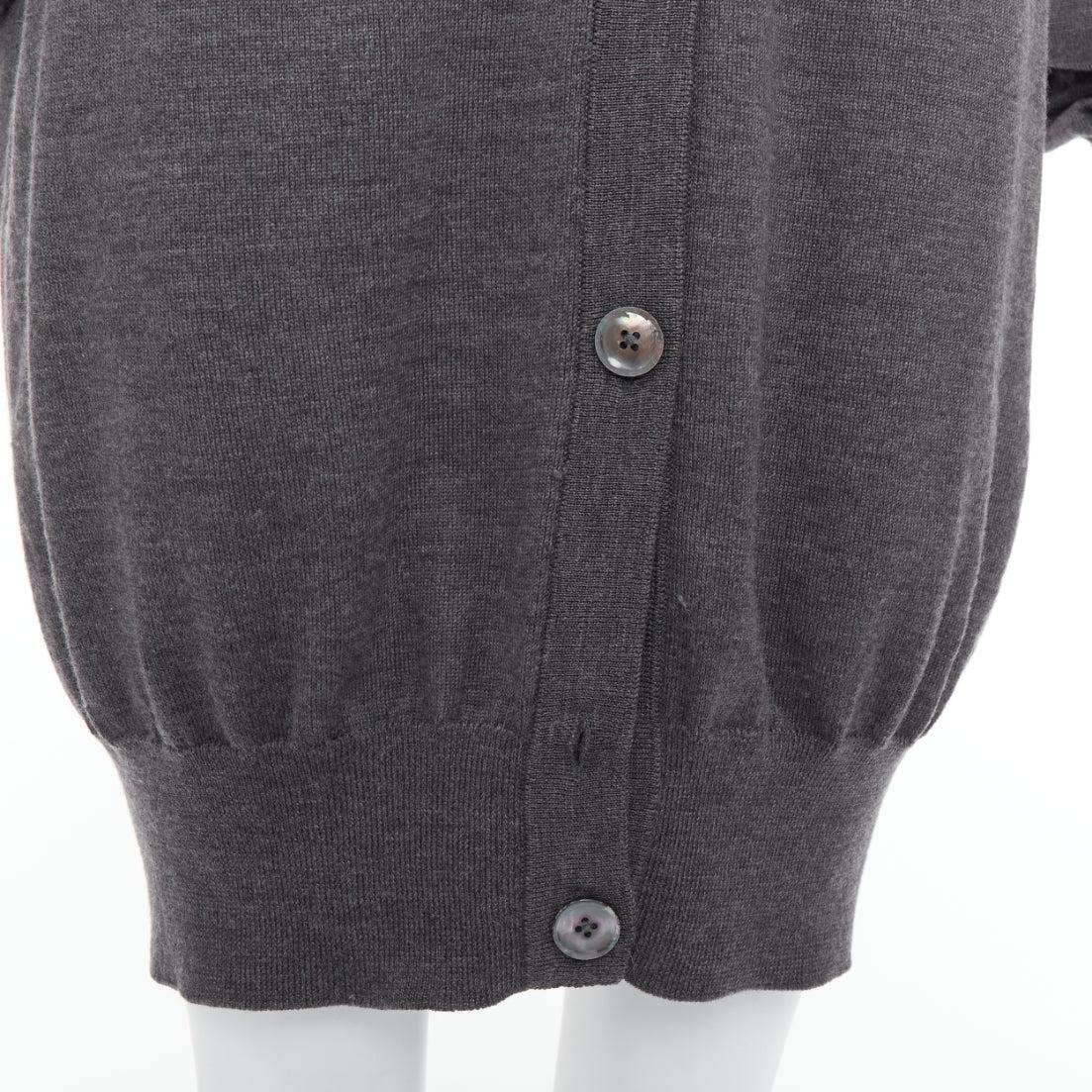 MAISON MARGIELA 2012 cárdigan largo oversize gris 100% lana M
Referencia: ALCU/A00020
Marca: Maison Margiela
Diseñador: Martin Margiela
Colección: FW2012
Material: Lana
Color: Gris
Patrón: Sólido
Cierre: Botón
Detalles adicionales: 4 Puntadas en la