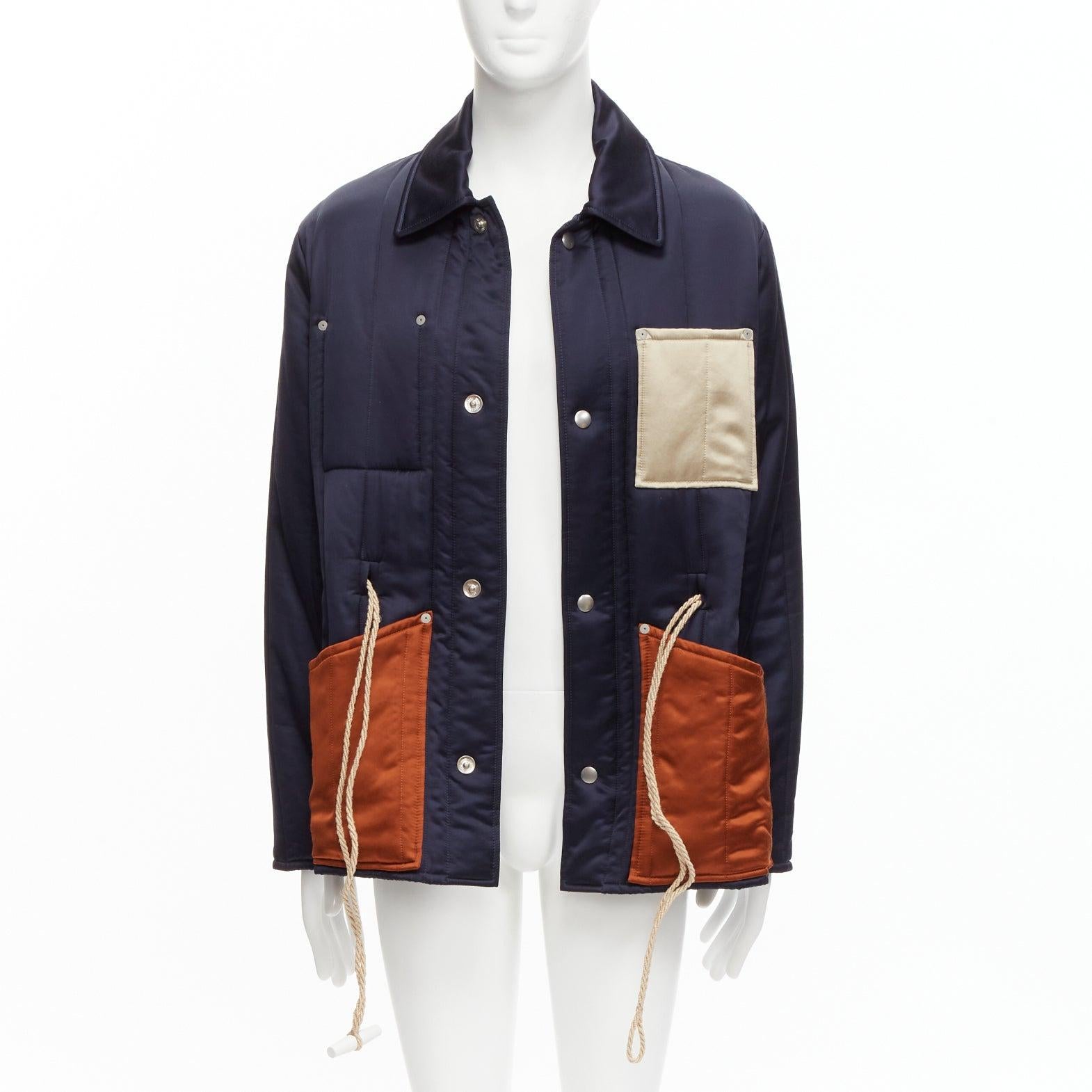 MAISON MARGIELA Manteau matelassé avec poches contrastées en satin bleu marine, taille IT 48 M, 2018 Excellent état - En vente à Hong Kong, NT