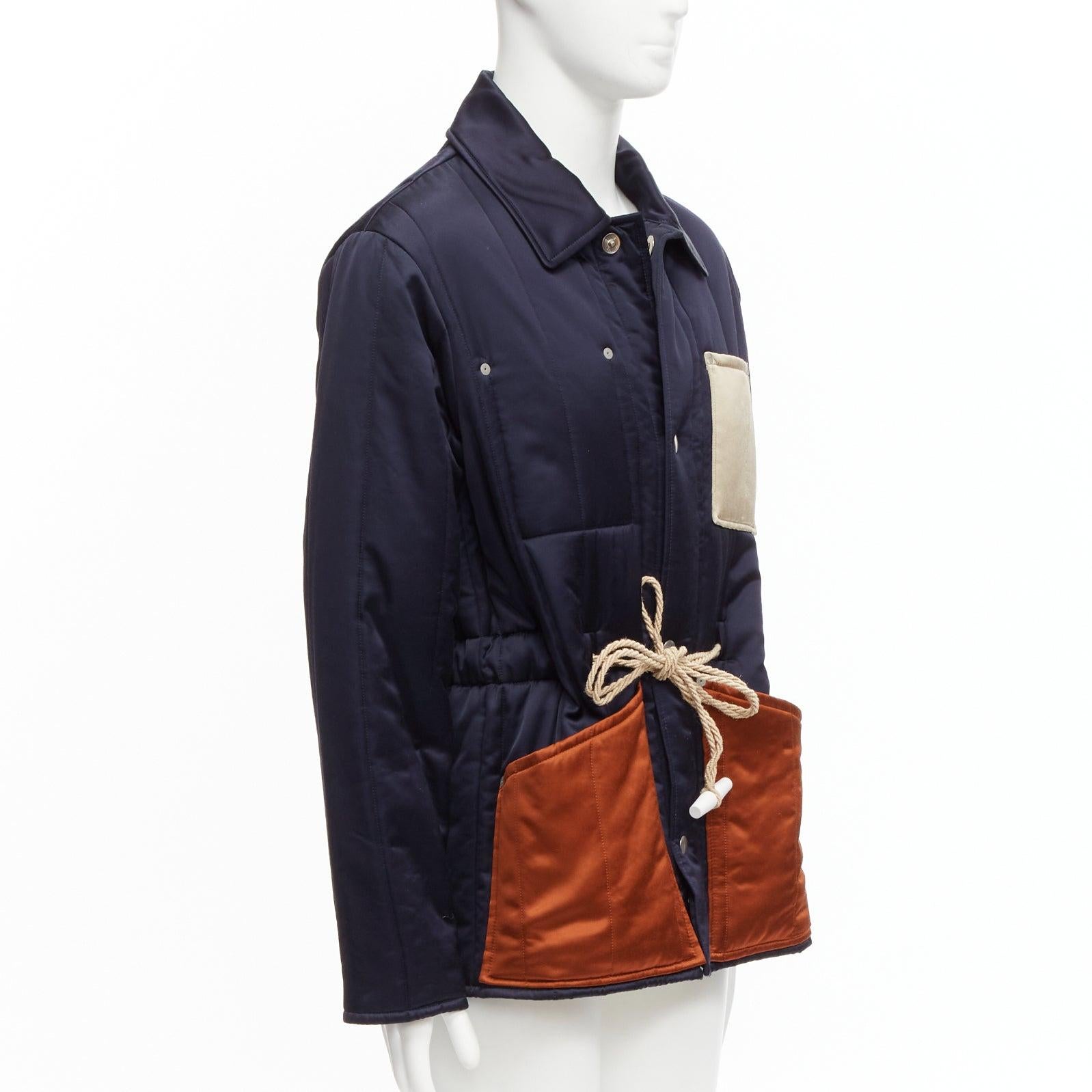 MAISON MARGIELA Manteau matelassé avec poches contrastées en satin bleu marine, taille IT 48 M, 2018 Pour hommes en vente