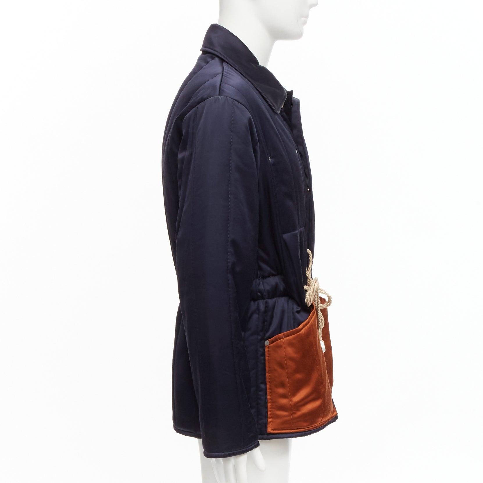 MAISON MARGIELA Manteau matelassé avec poches contrastées en satin bleu marine, taille IT 48 M, 2018 en vente 1