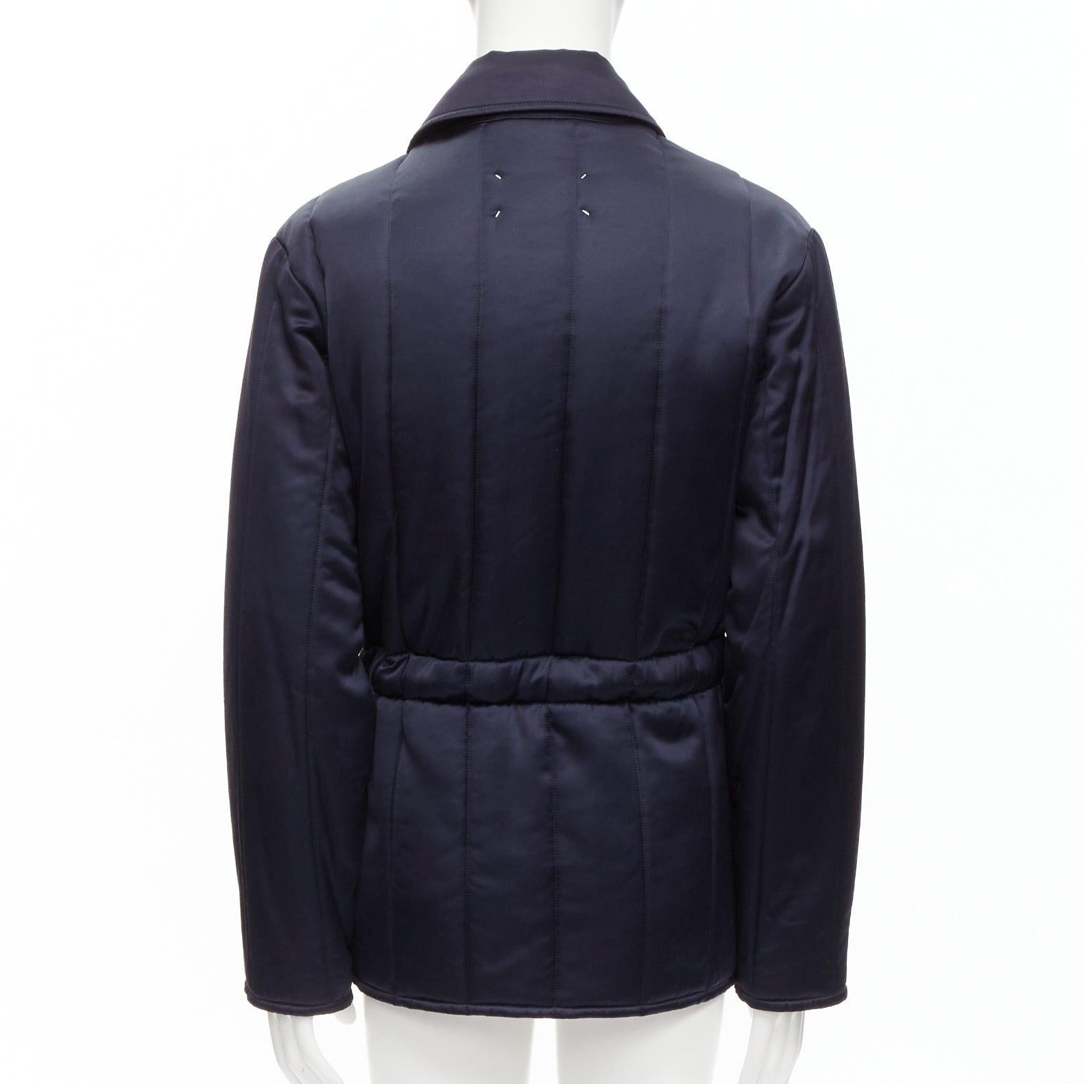 MAISON MARGIELA Manteau matelassé avec poches contrastées en satin bleu marine, taille IT 48 M, 2018 en vente 2