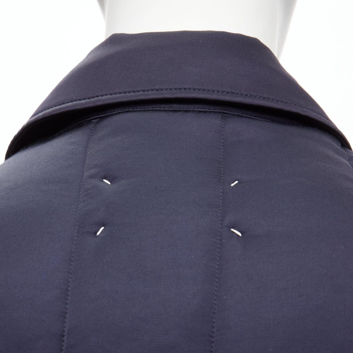 MAISON MARGIELA Manteau matelassé avec poches contrastées en satin bleu marine, taille IT 48 M, 2018 en vente 4