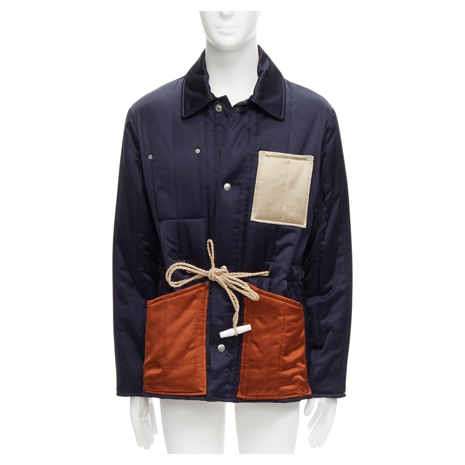 MAISON MARGIELA Manteau matelassé avec poches contrastées en satin bleu marine, taille IT 48 M, 2018 en vente