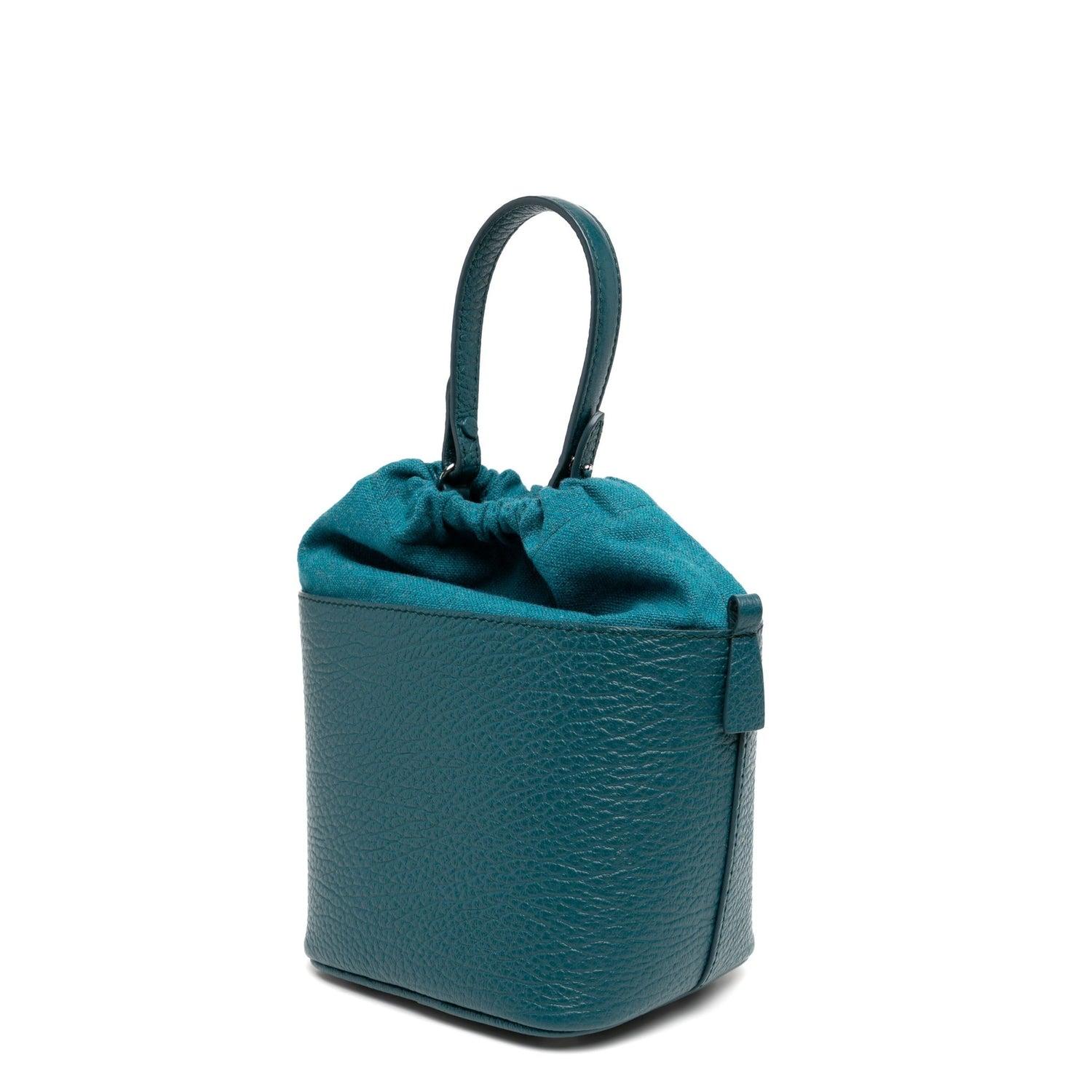 Jade green
Drawstring fastening
Main compartment
Internal patch pocket
Detachable shoulder strap
Logo patch to the front
Flat top handles
Condition: Excellent
This pre-loved bag is in excellent condition with no signs of use or damage.

Please