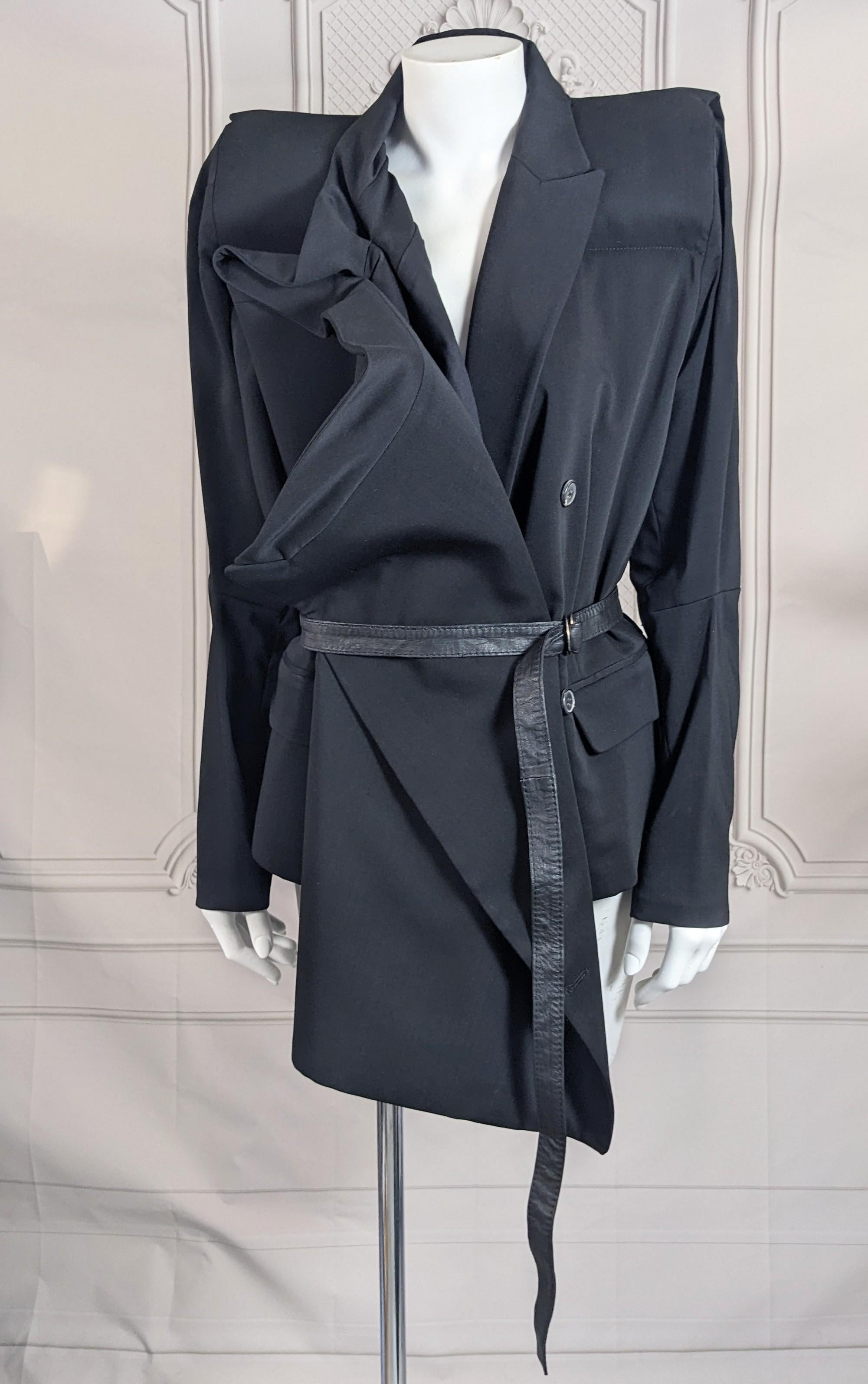 Seltene und sammelwürdige Maison Margiela Artisanal Extended Jacket aus Frühjahr/Sommer 2010. Ein leichter, knackiger Wollstoff oder eine Wollmischung wird für diesen tollen Blazer mit verlängerten Schultern und Revers verwendet. An den Schultern