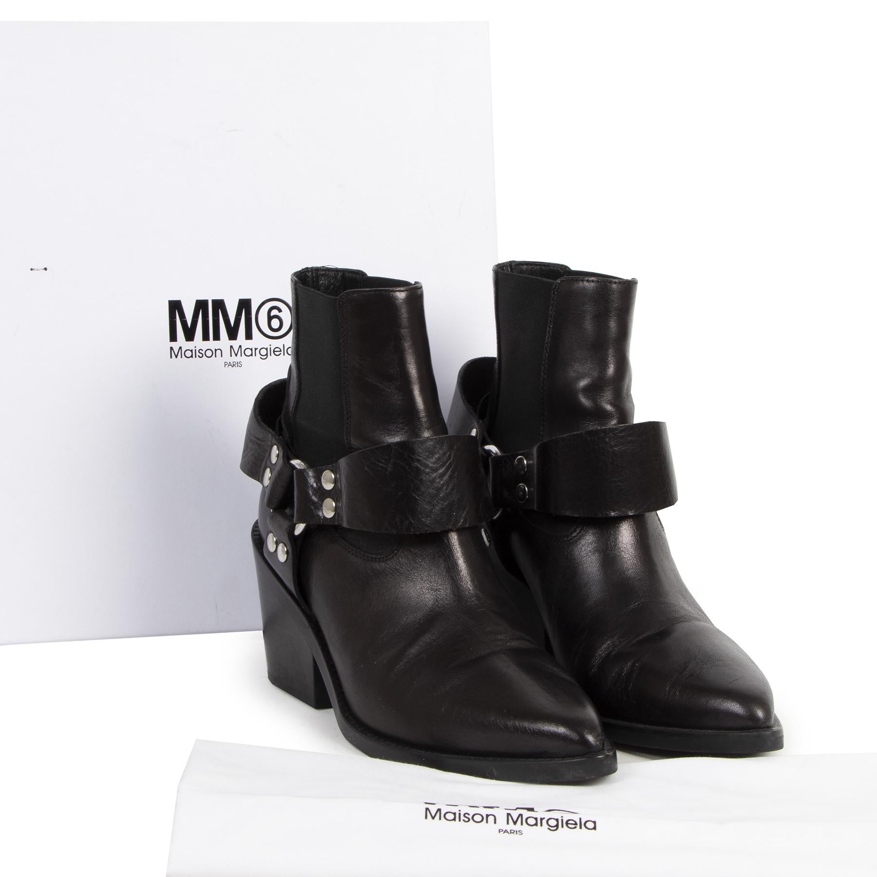 Very good preloved condition

Maison Margiela Black Leather Ankle Boots - Size 38

You can never go wrong with a pair of black boots and these chic and timeless Maison Margiela ankle boots are perfect. They are crafted in black leather and feature a