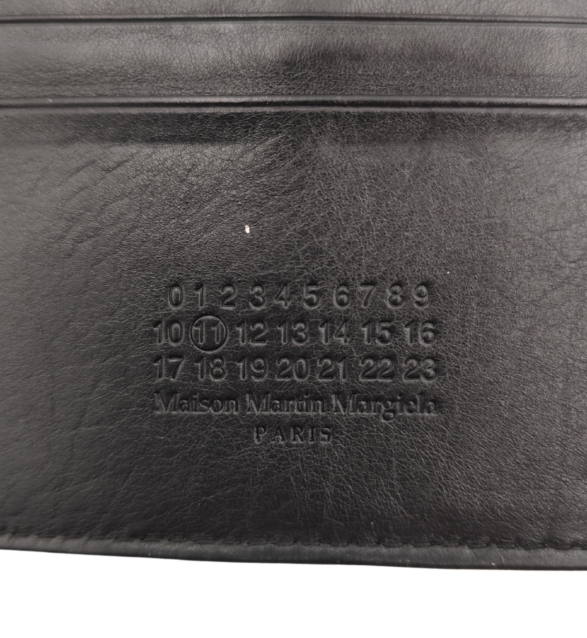 Maison Margiela pochette in pelle nera a specchio in vendita 8