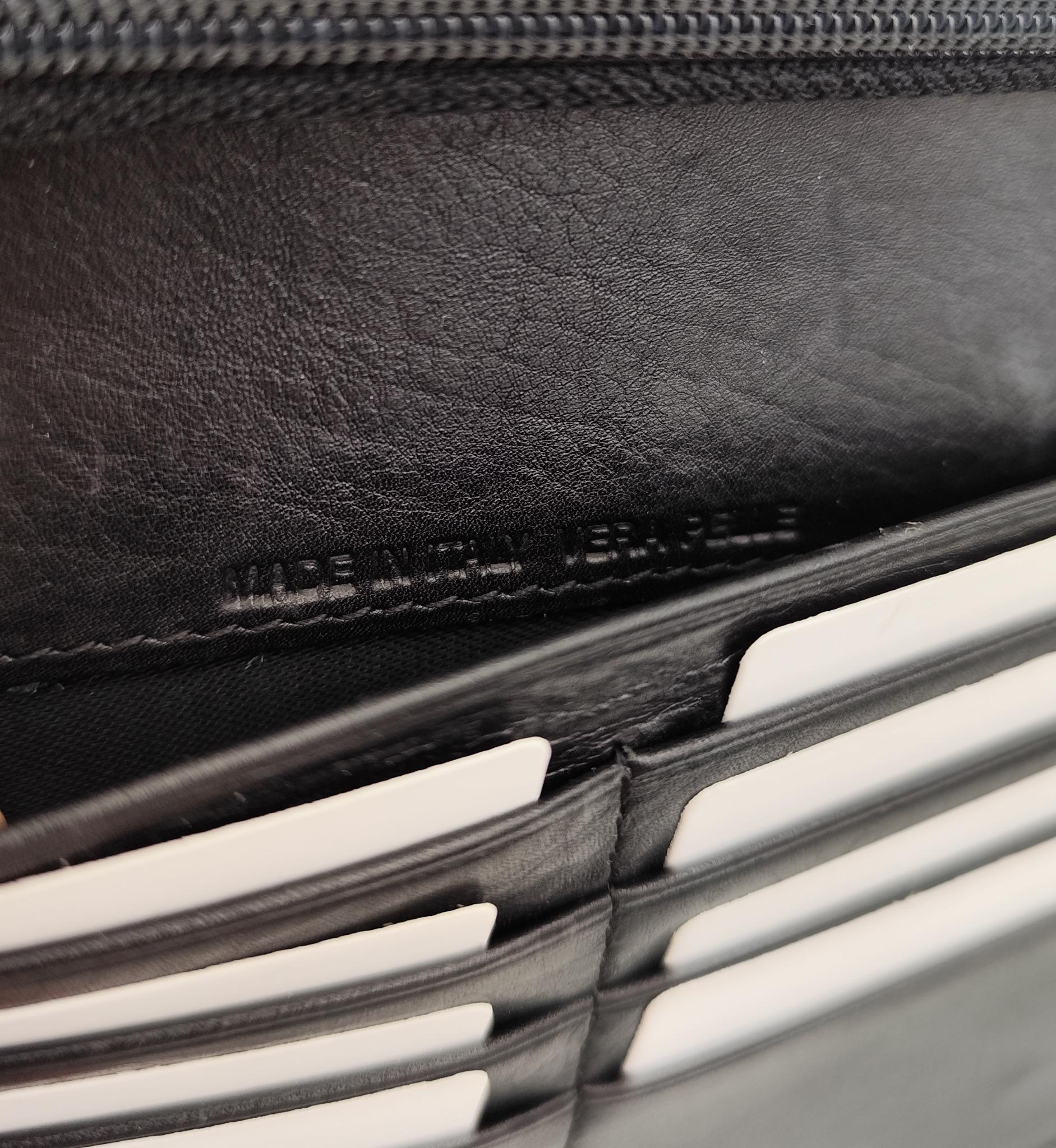 Maison Margiela pochette in pelle nera a specchio in vendita 9