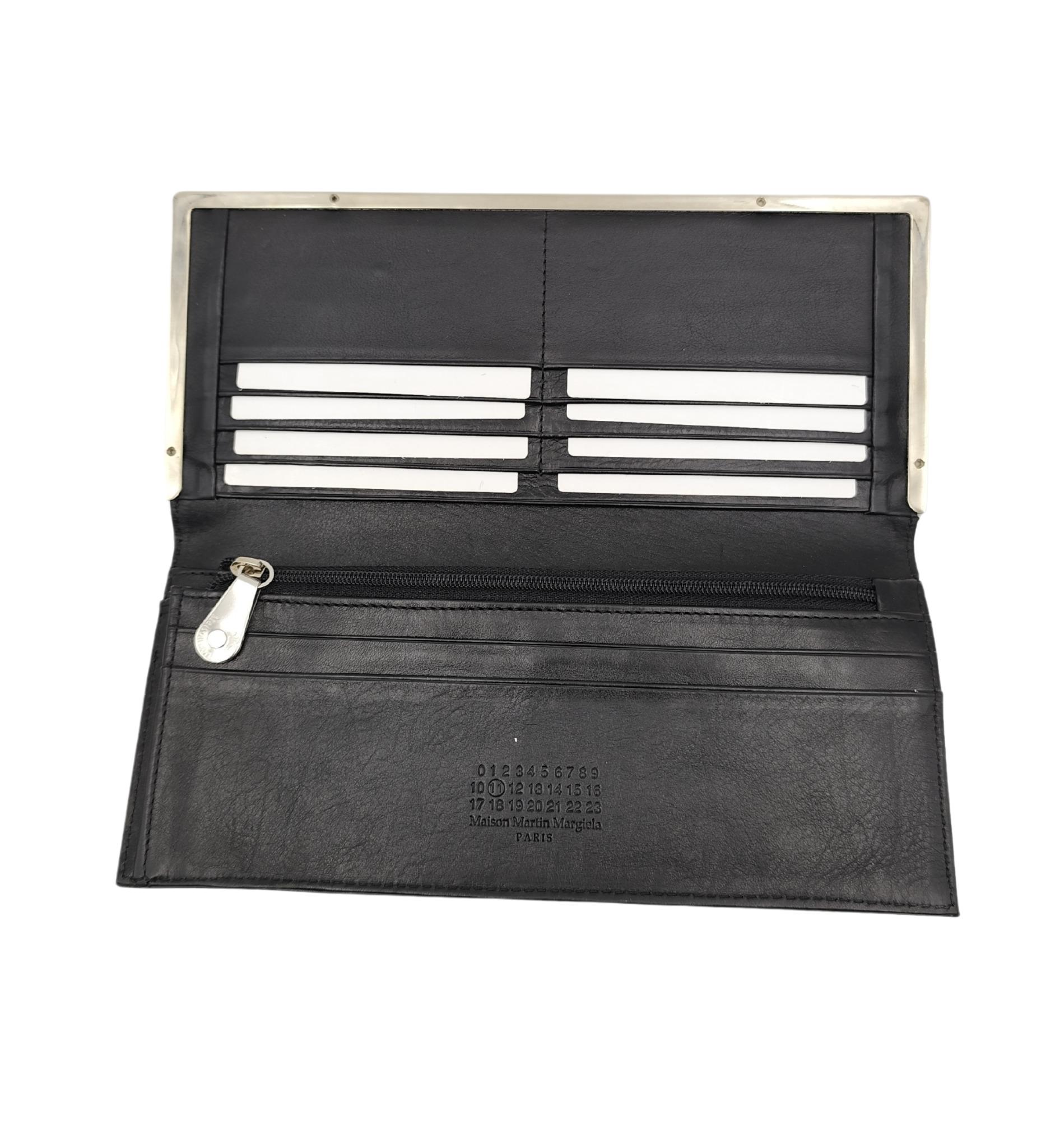 Beige Maison Margiela pochette in pelle nera a specchio in vendita