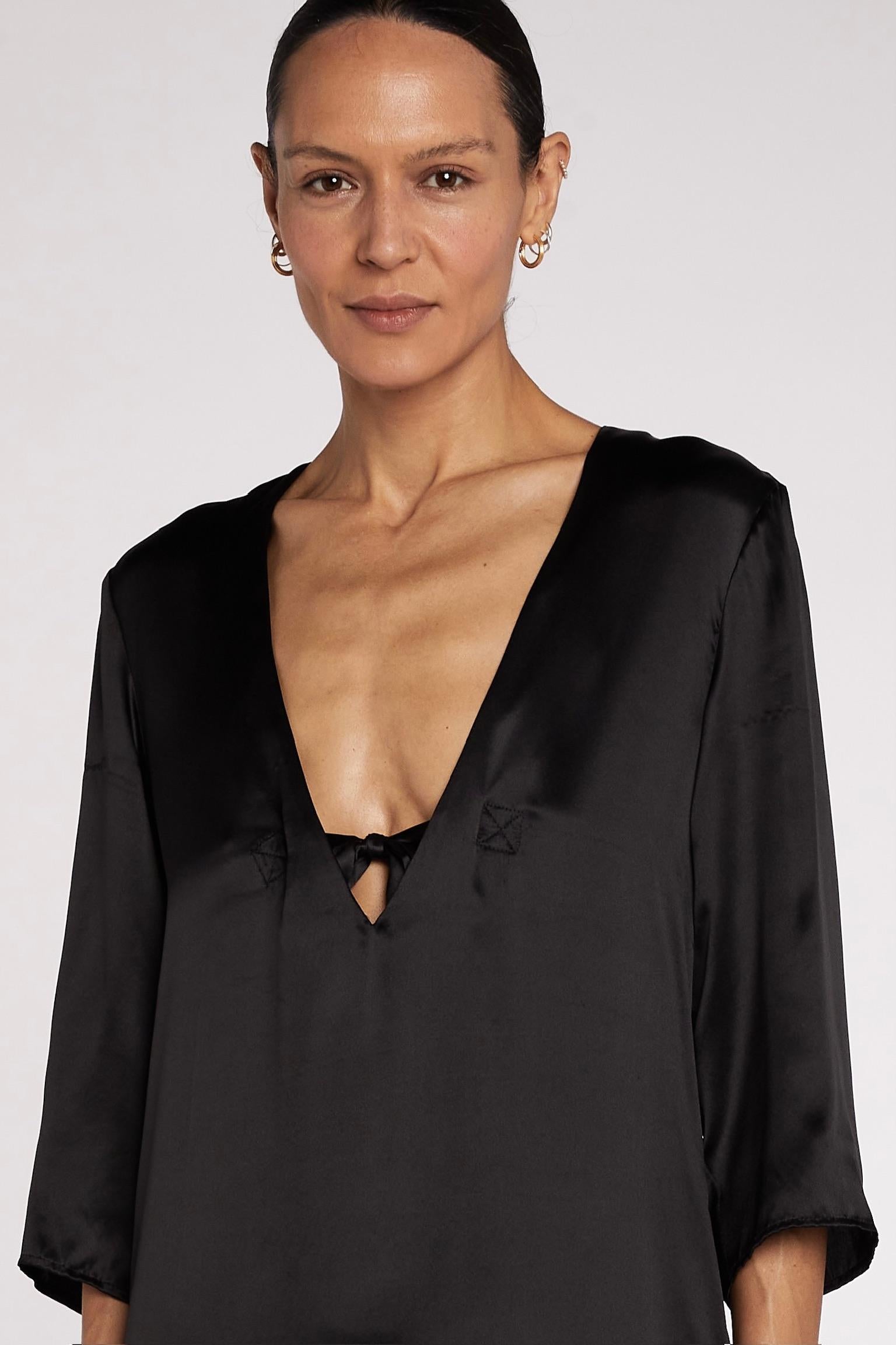 Maison Martin Margiela
- MM6 label
- Black silk dress with pockets
- Bow detail
- 100% Silk 
- Above the knee length 
- Relaxed shape 
- 2010 collection 
- Size 44 EU
- Sold by Mae Vintage London


