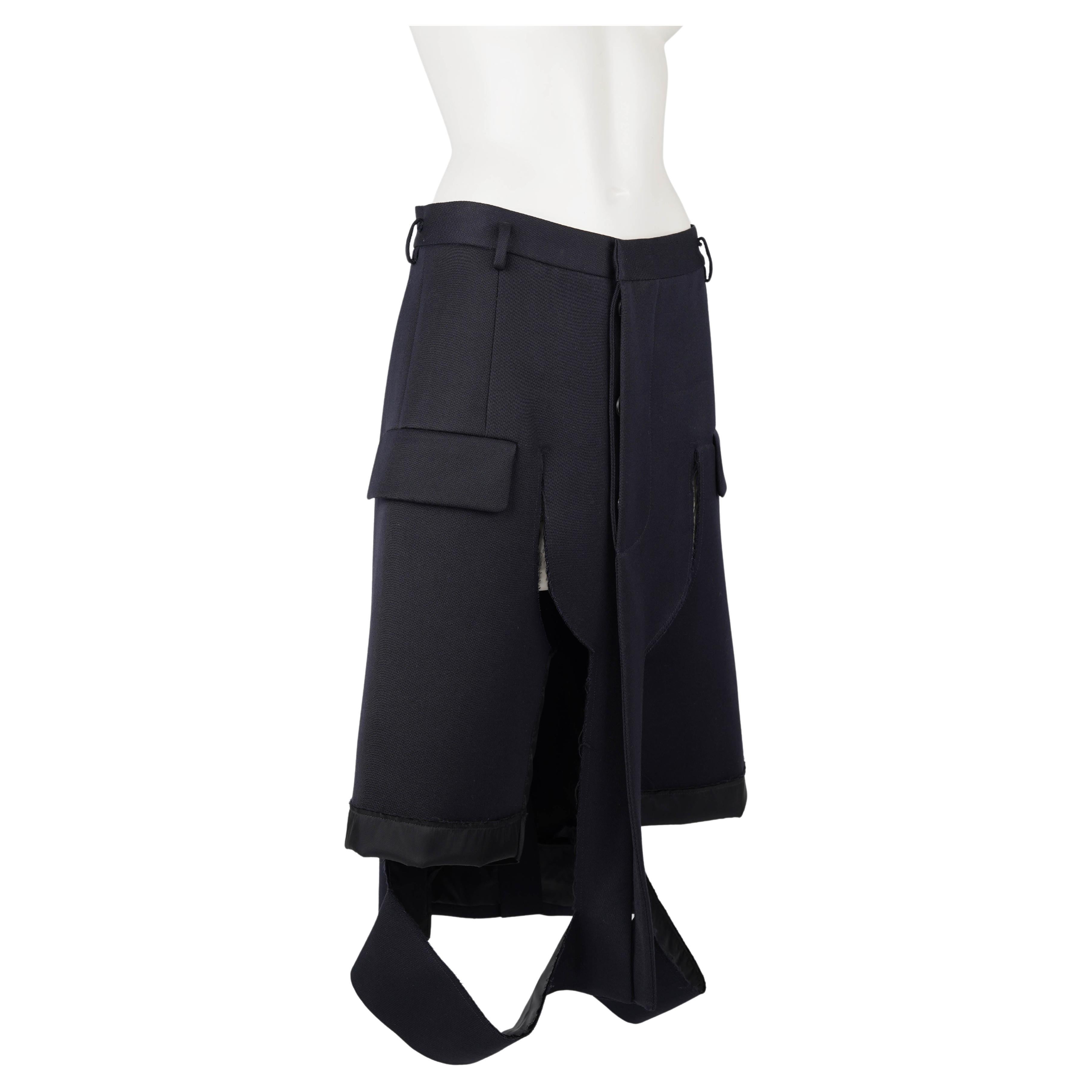 Issue de la ligne de vêtements visionnaires pour hommes de John Galliano à Maison Margiela, cette jupe déconstruite a fait ses débuts dans le cadre de la collection de défilés automne-hiver 2020 (ligne 10). Cette pièce incarne l'approche