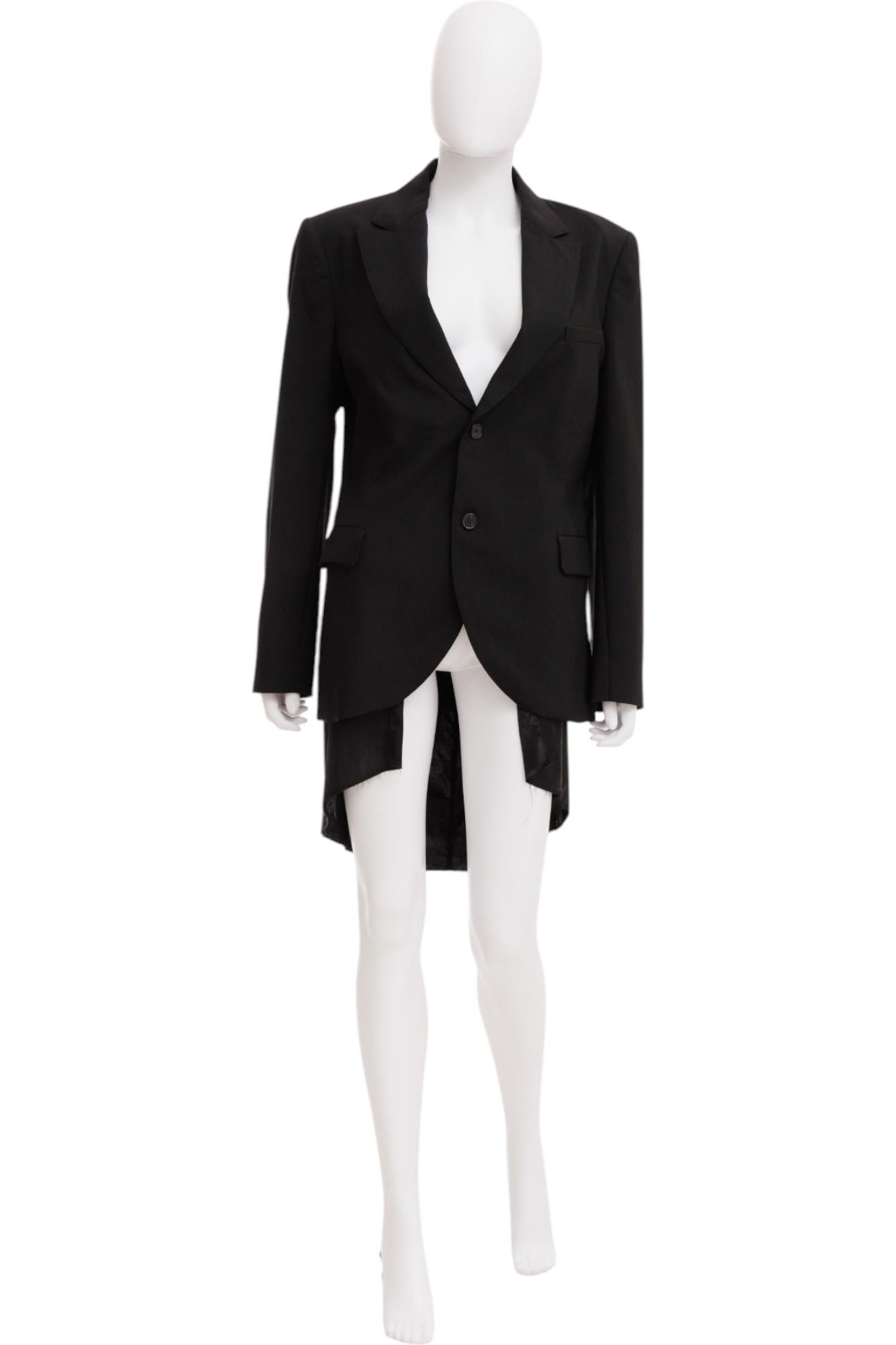 - Conçu par John Galliano
- Collectional printemps-été 2018
- Robe blazer reconstruite à double épaisseur
- Première couche : un blazer noir
- Fermeture par bouton
- Deux poches
- Deuxième couche : c'est une robe en soie noire
- Détails des