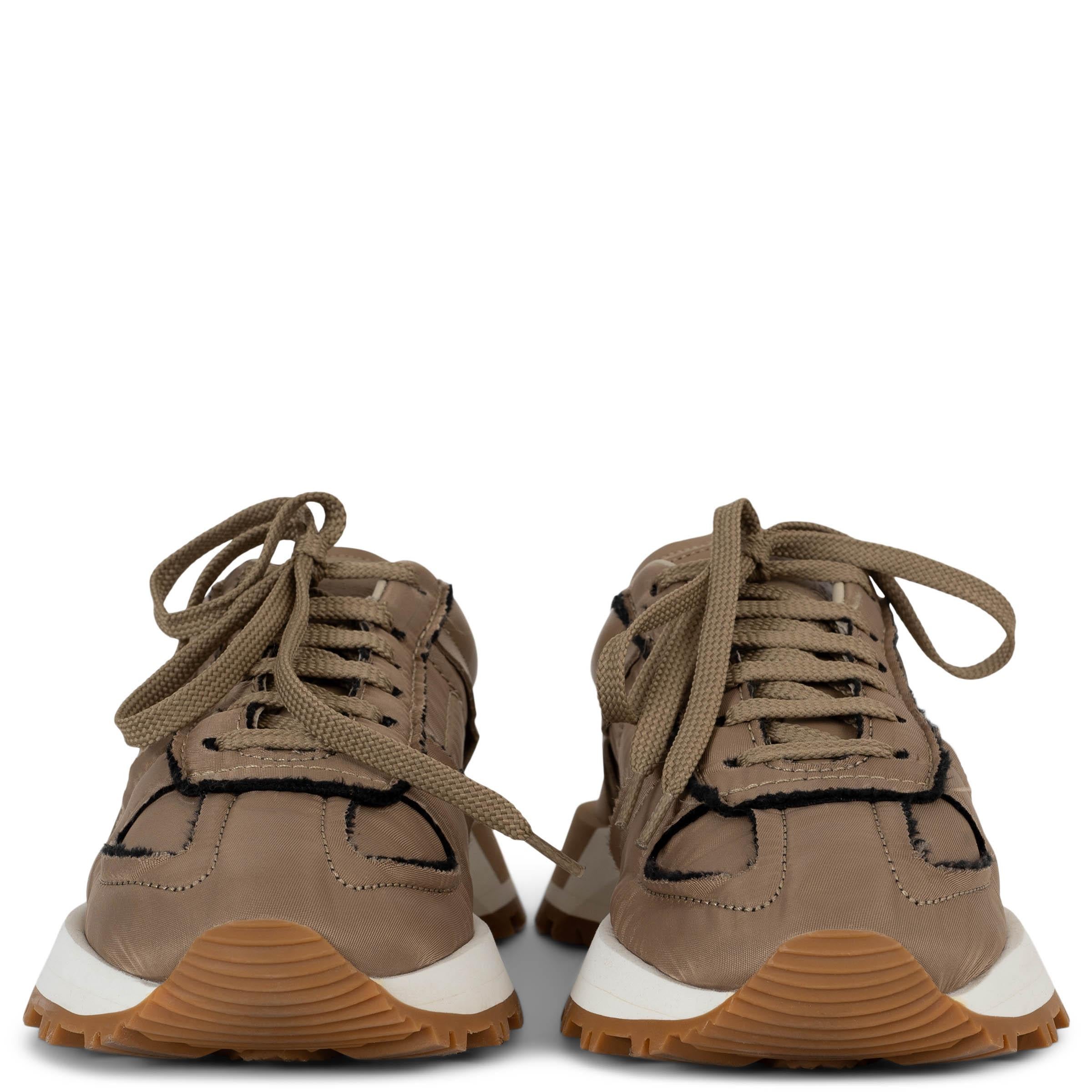 Ces baskets 50-50 100% authentiques de Maison Margiela offrent un nouveau style d'inspiration rétro. Fabriquées en nylon malléable chamois (brun) et en daim souple, elles allient confort et sophistication subtile. Ce modèle est doté de la maille