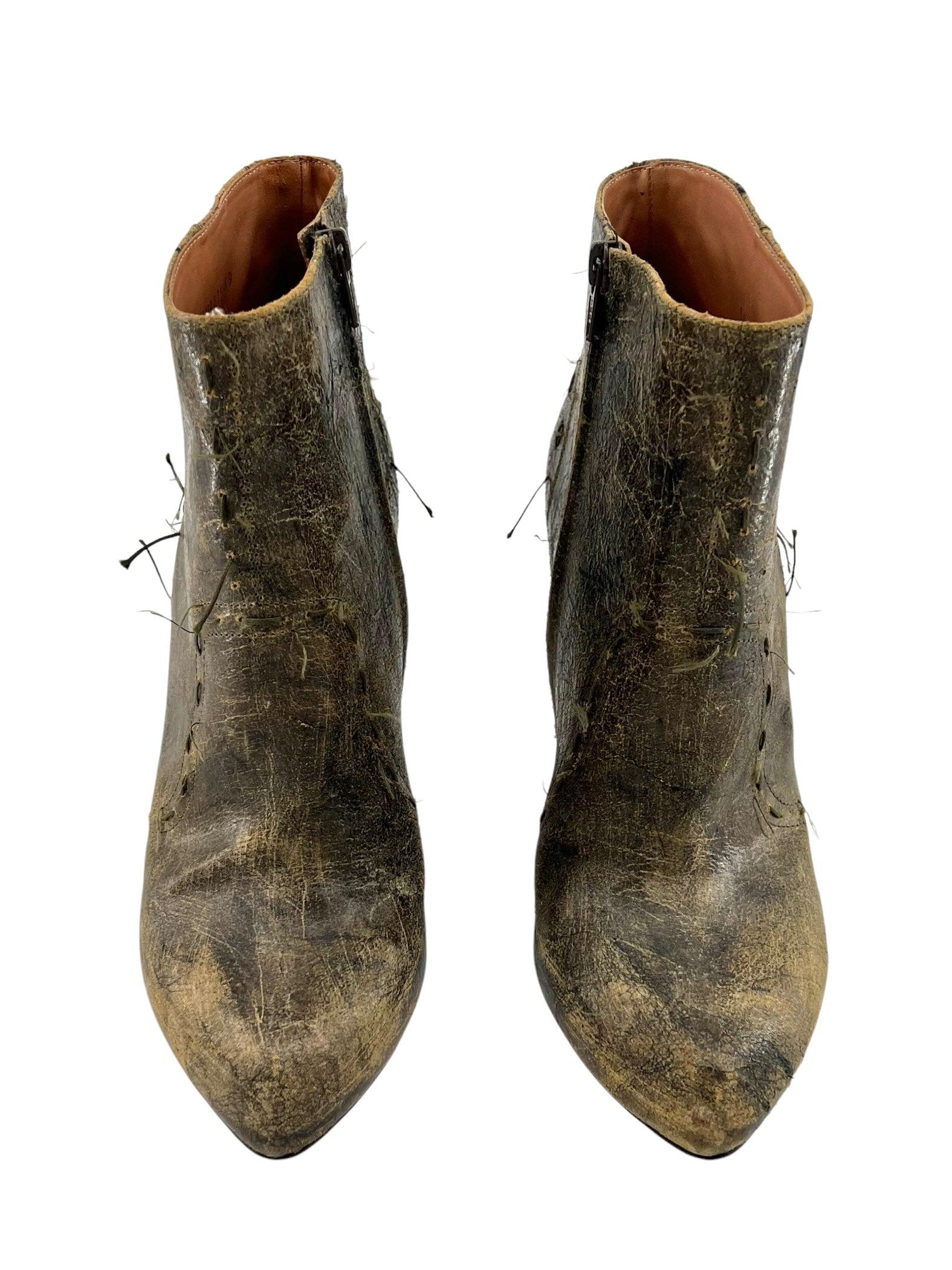 Maison Margiela - während der Amtszeit von Martin Margiela - Stiletto-Stiefel aus Leder mit Rissen und Risse. Sole hat alle Informationen, die Sie brauchen oder wollen!  Erdige Schattierungen von Moosgrün machen diesen Stiefel zum perfekten