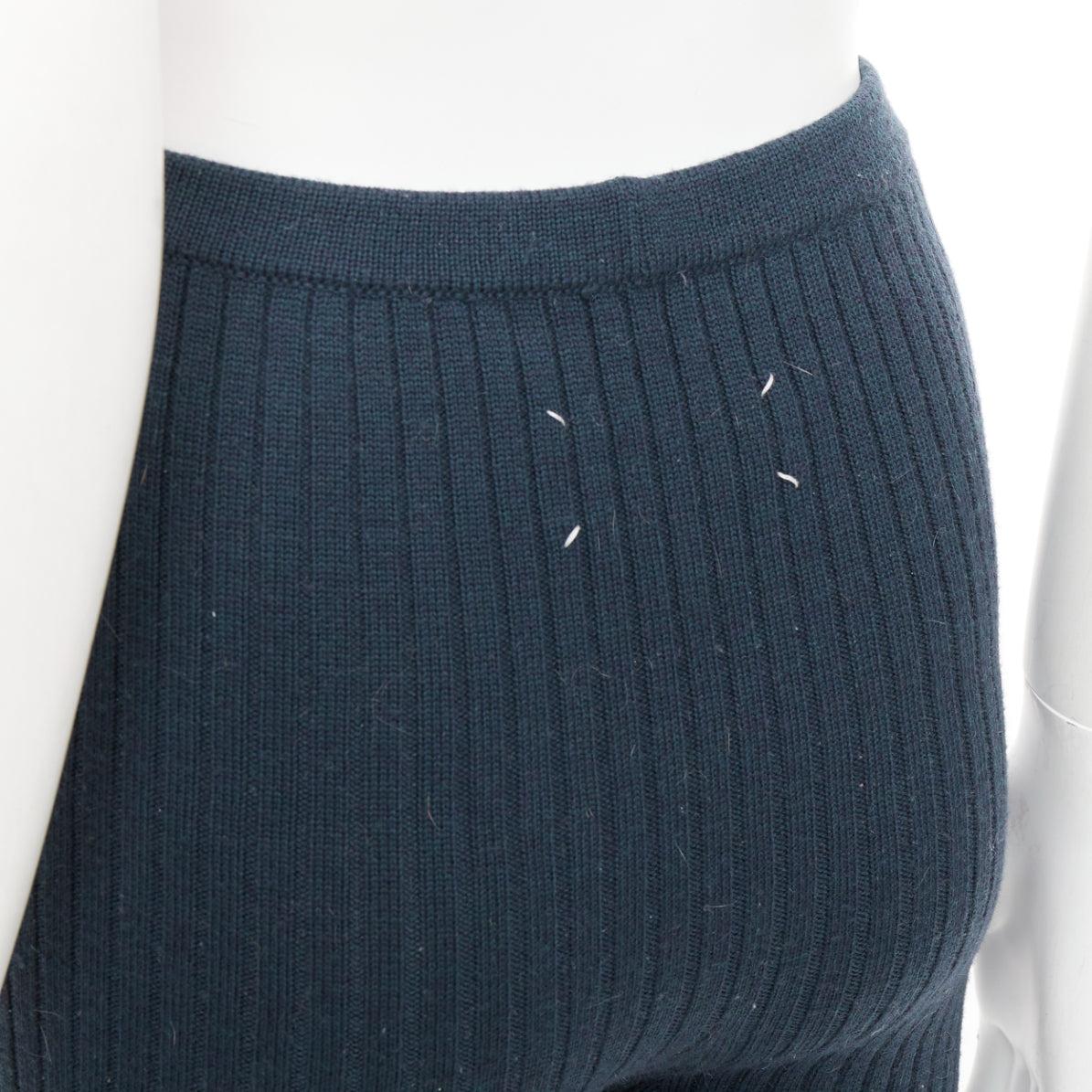 MAISON MARGIELA pantalon tricoté vert foncé 100% laine 4 points M.
Référence : PRWU/A00209
Marque : Maison Maison Margiela
Designer : Martin Margiela
Collectional : Collection 1
MATERIAL : Laine
Couleur : Vert
Motif : Solide
Fermeture :