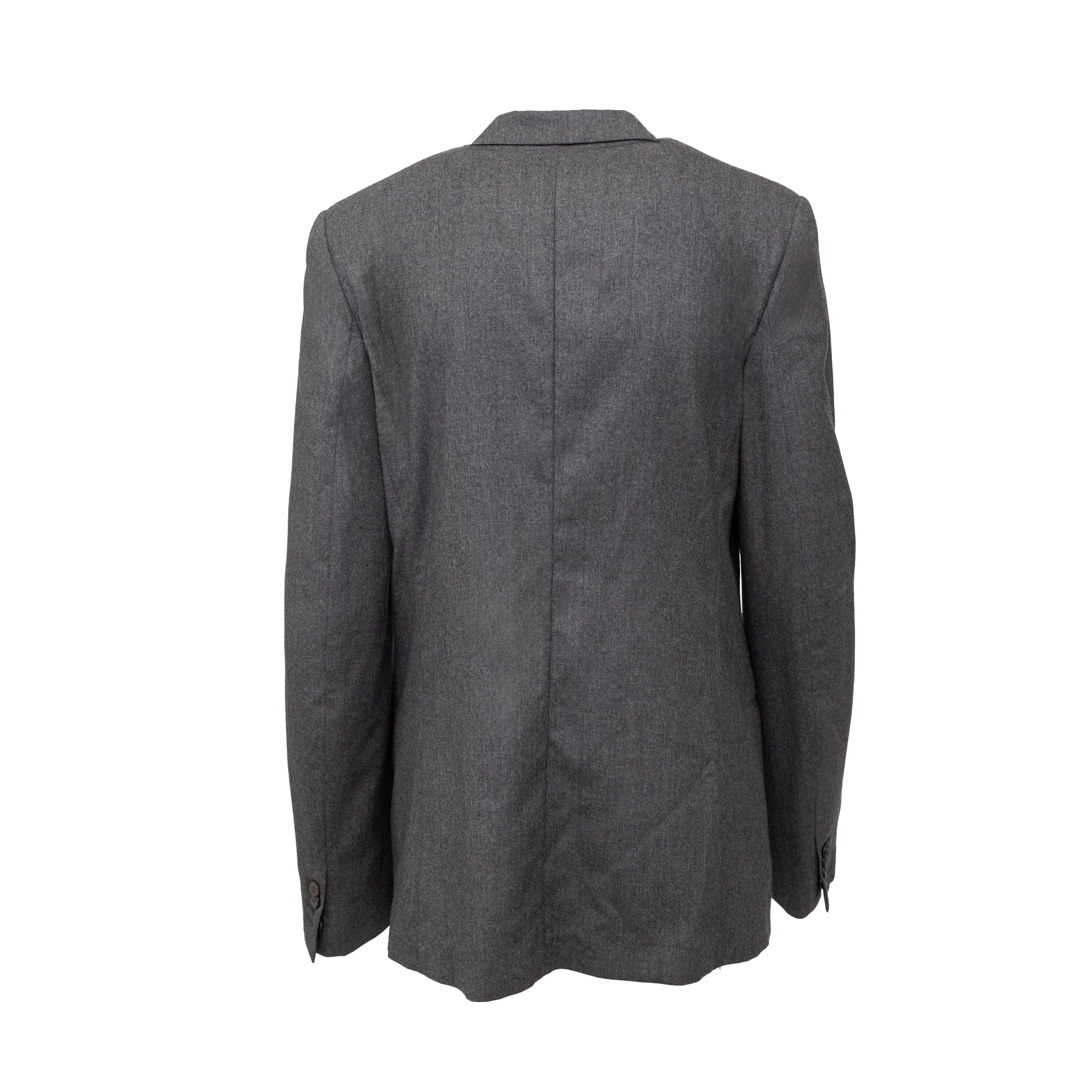 Elaborada con maestría a partir de 100% lana en un versátil color gris, esta americana de Maison Margiela ofrece estilo y calidad. Su diseño clásico de doble botonadura se acentúa con botones delanteros y bolsillos con solapa, convirtiéndolo en el