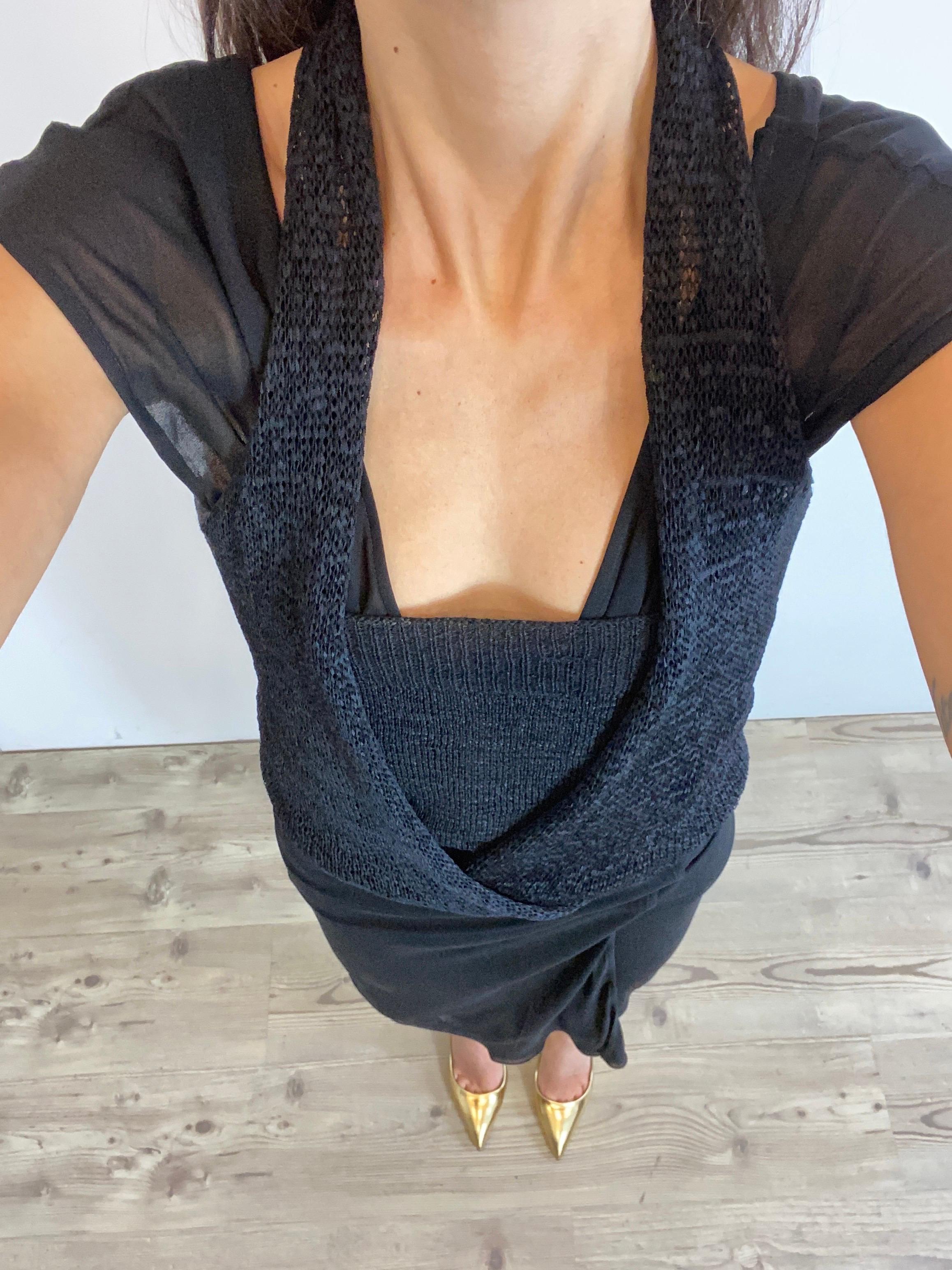 Schwarzes Kleid aus Viskose mit Trikot-Top von Maison Margiela.
Mit Schlitz auf dem Rücken.
In perfektem Zustand.
Größe 40
Brustumfang 30 cm
Taille 32 cm
Gesamtlänge 110 cm