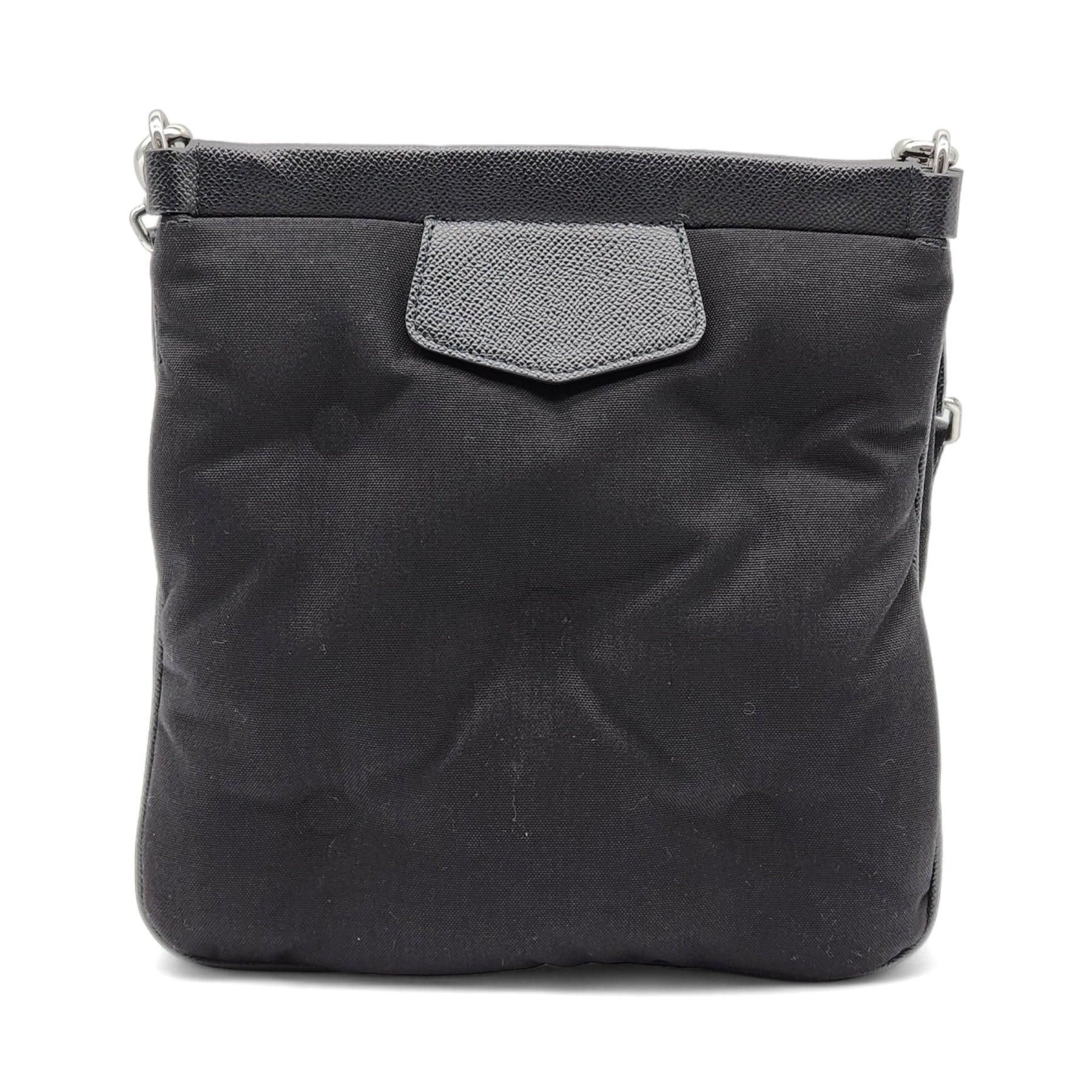 El Bolsillo Plano Glam Slam Sport cuenta con elegantes herrajes de metal pulido y una correa para el hombro desmontable y ajustable para una comodidad y un estilo personalizables. Con un práctico cierre magnético y un elegante efecto acolchado