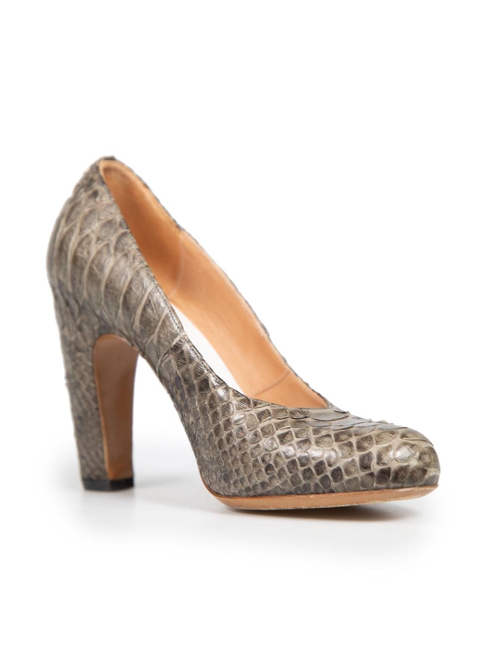 L'ÉTAT est très bon. L'usure des pompes est minime. L'extérieur du cuir de python est légèrement décollé sur les deux chaussures de cet article de revente d'occasion de Maison Margiela.
 
 Détails
 
 
 Gris
 
 Cuir de python
 
 Pompes
 
 Bout rond
