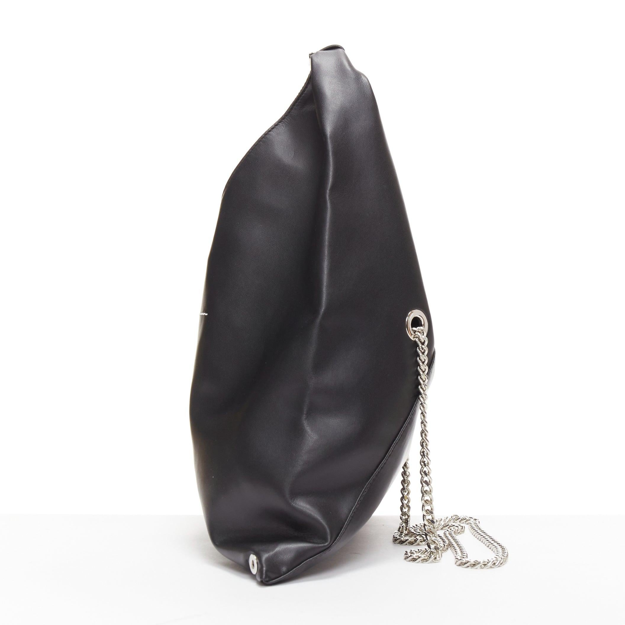 Maison Margiela MM6 Maison Margiela MM6 sac fourre-tout en faux cuir noir chamoisé à petite chaîne triangulaire Pour femmes en vente