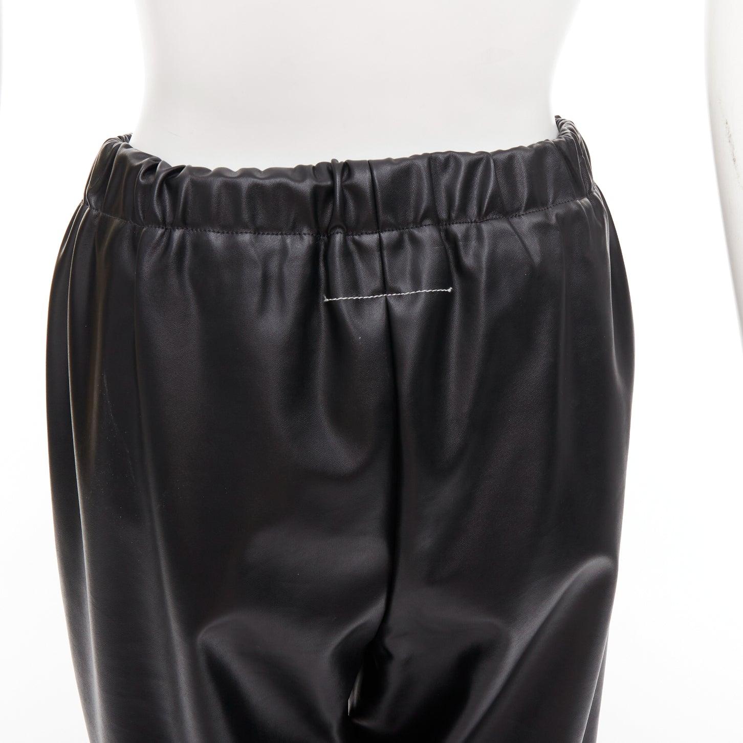 MAISON MARGIELA MM6 MM6 pantalon cropped en faux cuir noir avec œillets IT38 XS
Référence : NKLL/A00406
Marque : MaisonMargiela
Collectional : MM6
MATERIAL : Faux cuir
Couleur : Noir
Motif : Solide
Fermeture : élastique
Détails supplémentaires :