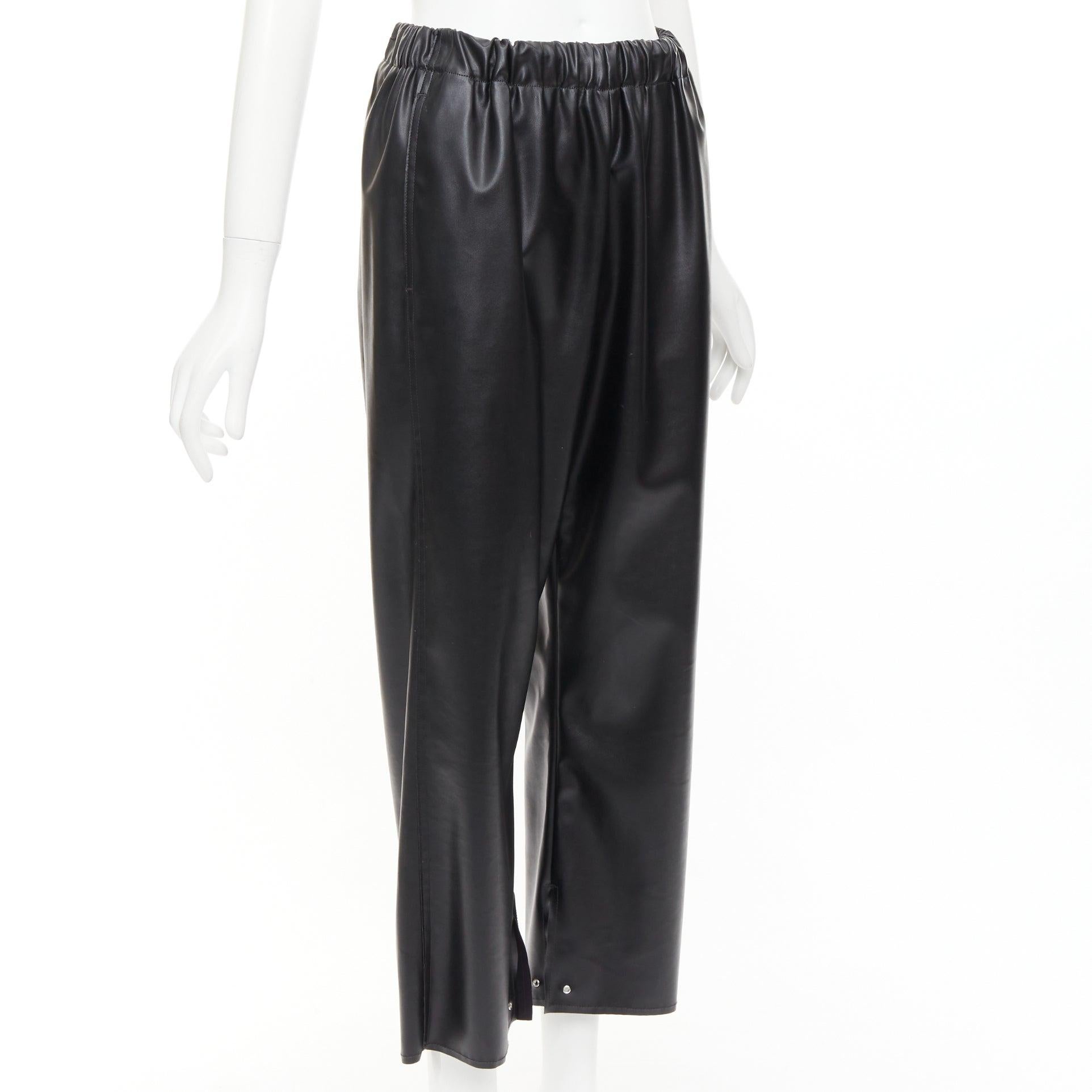 Noir MAISON MARGIELA MM6 MM6 pantalon cropped en faux cuir noir avec œillets IT38 XS en vente