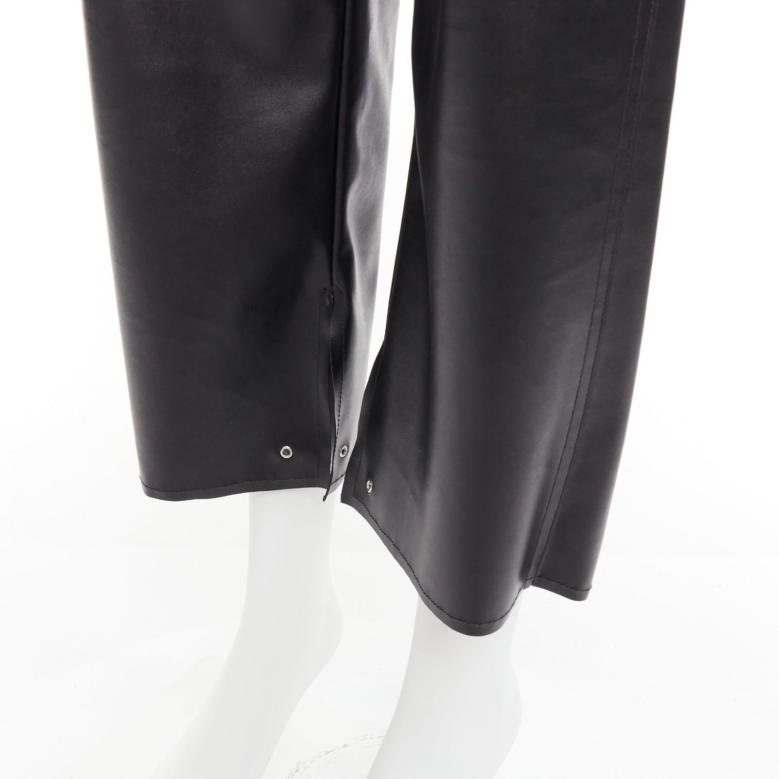 MAISON MARGIELA MM6 MM6 pantalon cropped en faux cuir noir avec œillets IT38 XS en vente 2