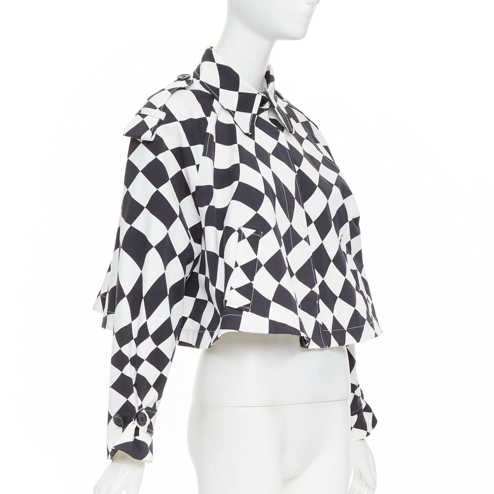 MAISON MARGIELA MM6 black white checkerboard cotton cropped flared coat FR40 M
Reference: NKLL/A00538
Brand: Maison Margiela
Collection: MM6
Material: Cotton, Blend
Color: Black, White
Pattern: Checkered
Closure: Button
Extra Details: Stretch cotton