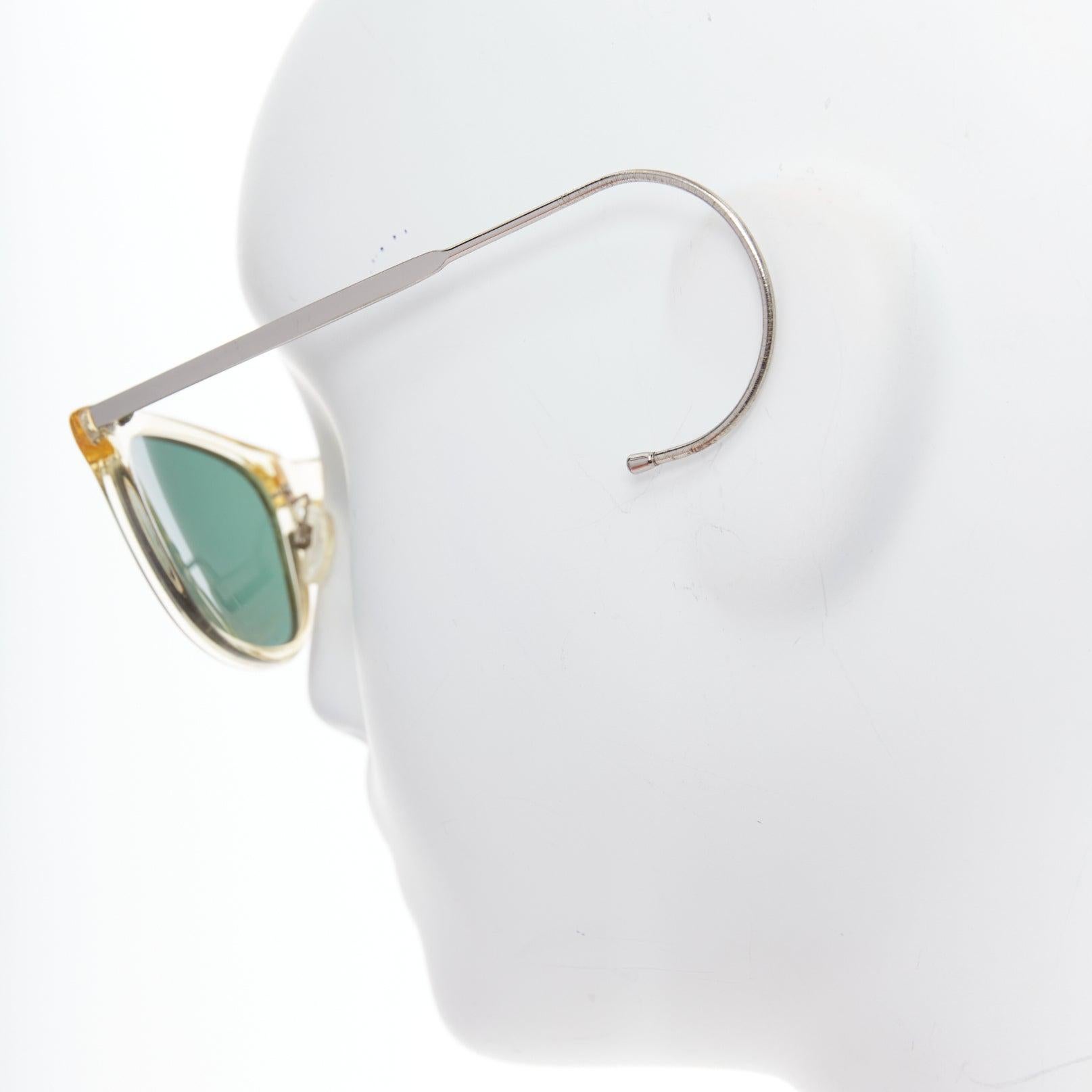 MAISON MARGIELA MMM06LBR Sonnenbrille mit klarem Kunststoffrahmen und silbernem Kabel an den Bügeln
Referenz: AEMA/A00118
Marke: Maison Margiela
Modell: MMM06LBR
MATERIAL: Acryl, Metall
Farbe: Silber, Klar
Muster: Solide
Zusätzliche Details: