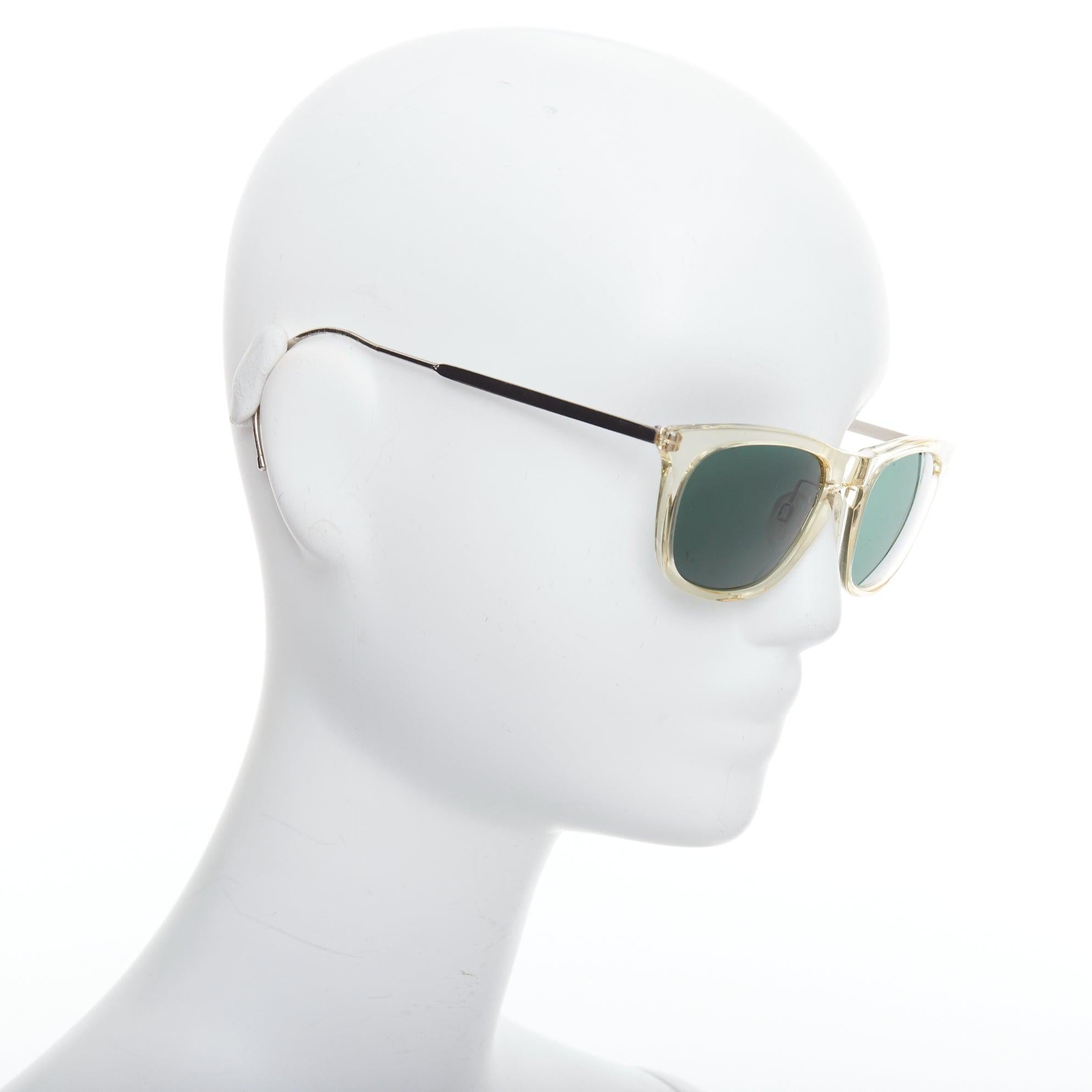 MAISON MARGIELA MMM06LBR Sonnenbrille mit klarem Kunststoffrahmen und silbernem Kabel an den Bügeln (Grau) im Angebot