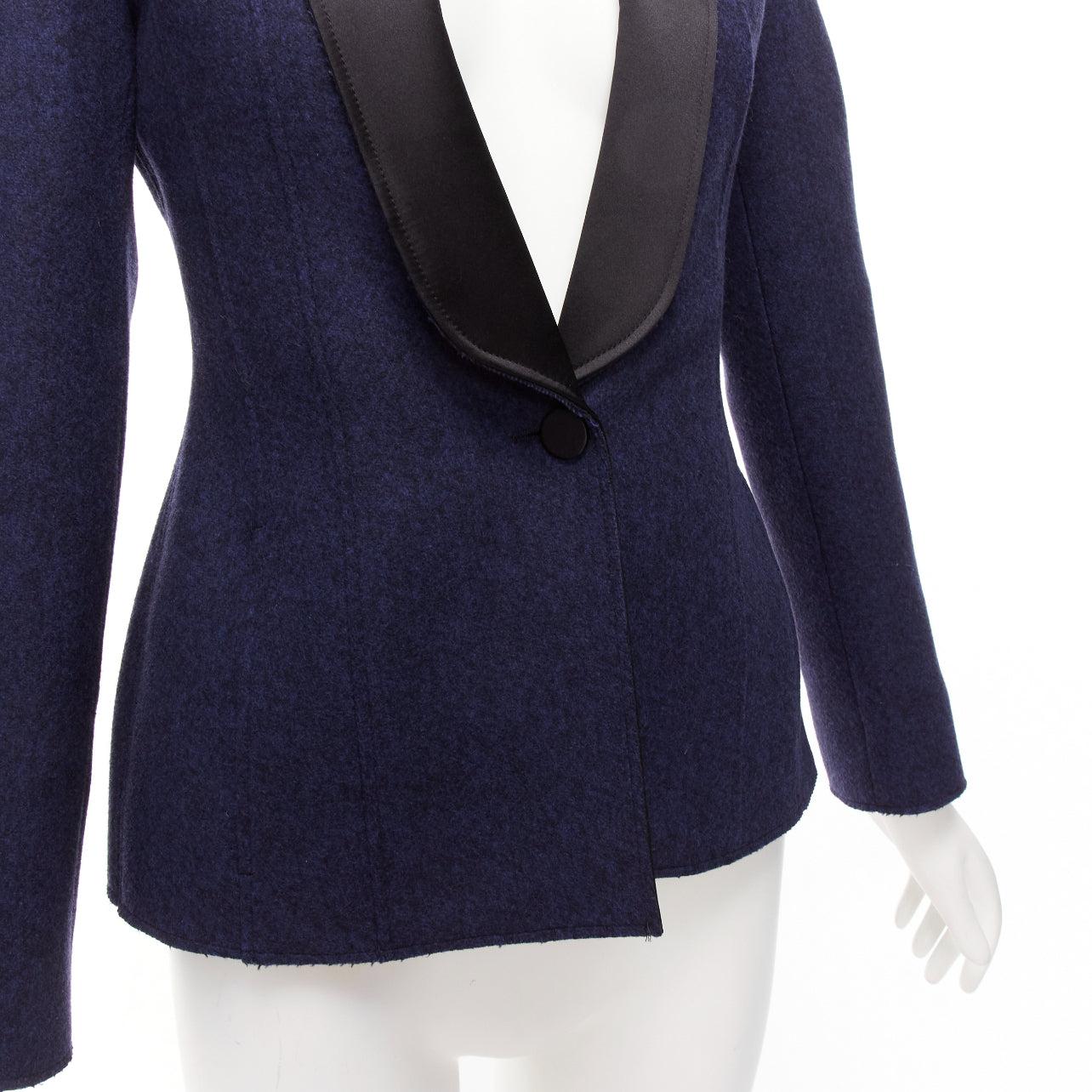 MAISON MARGIELA navy black wool blend satin collar tuxedo blazer FR36 S
Reference: EALU/A00016
Brand: Maison Margiela
Designer: Martin Margiela
Material: Wool, Blend
Color: Navy, Black
Pattern: Solid
Closure: Button
Lining: Navy Fabric
Made in: