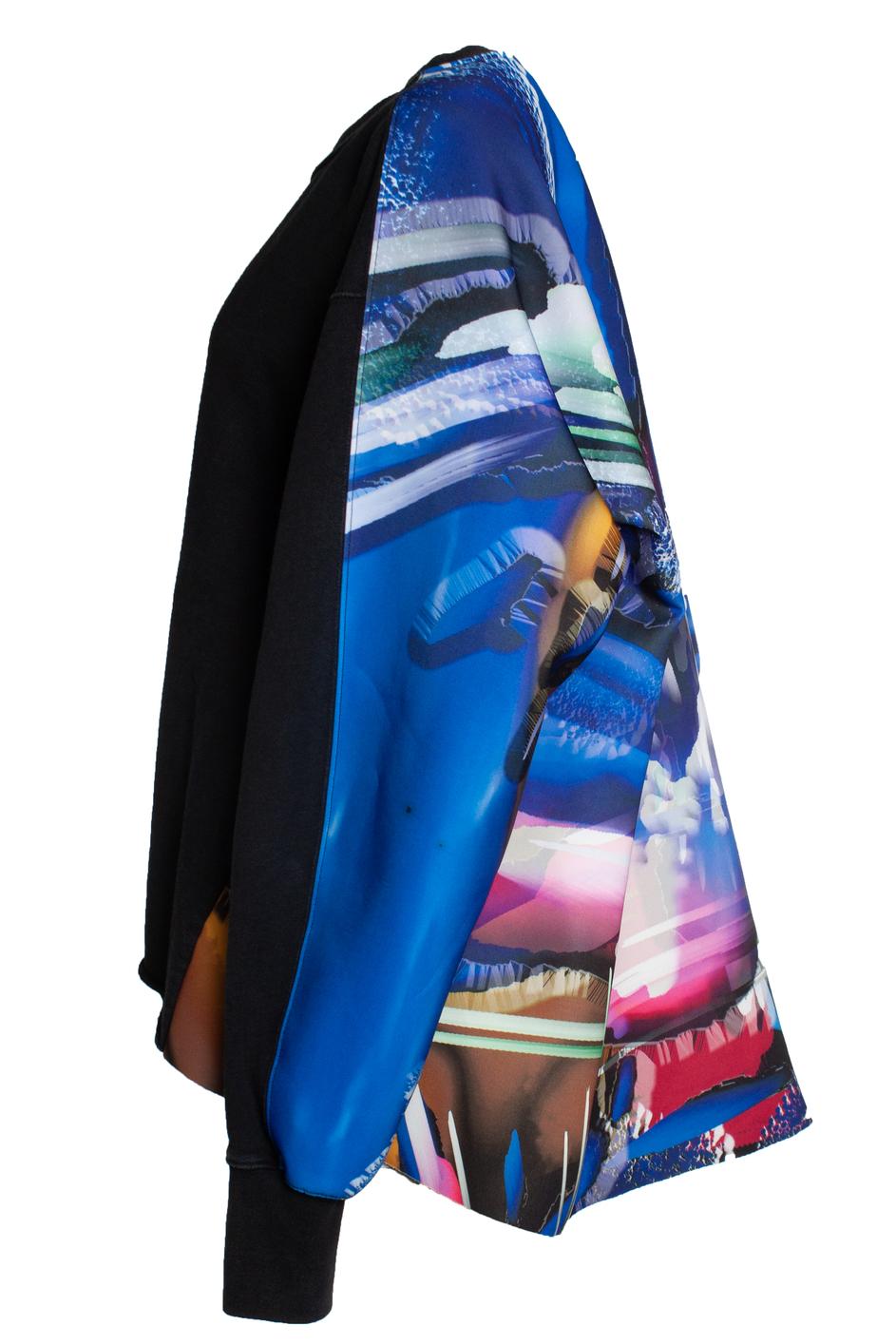 Maison Margiela, oversized sweater with print. The item has lights signs of wear. One of the sleeves has 2 little stains. 

CONDITION: signs of wear

SIZE: S

MEASUREMENTS: length 75 cm, width 58 cm, waist 75 cm, shoulder width 50 cm, sleeve length