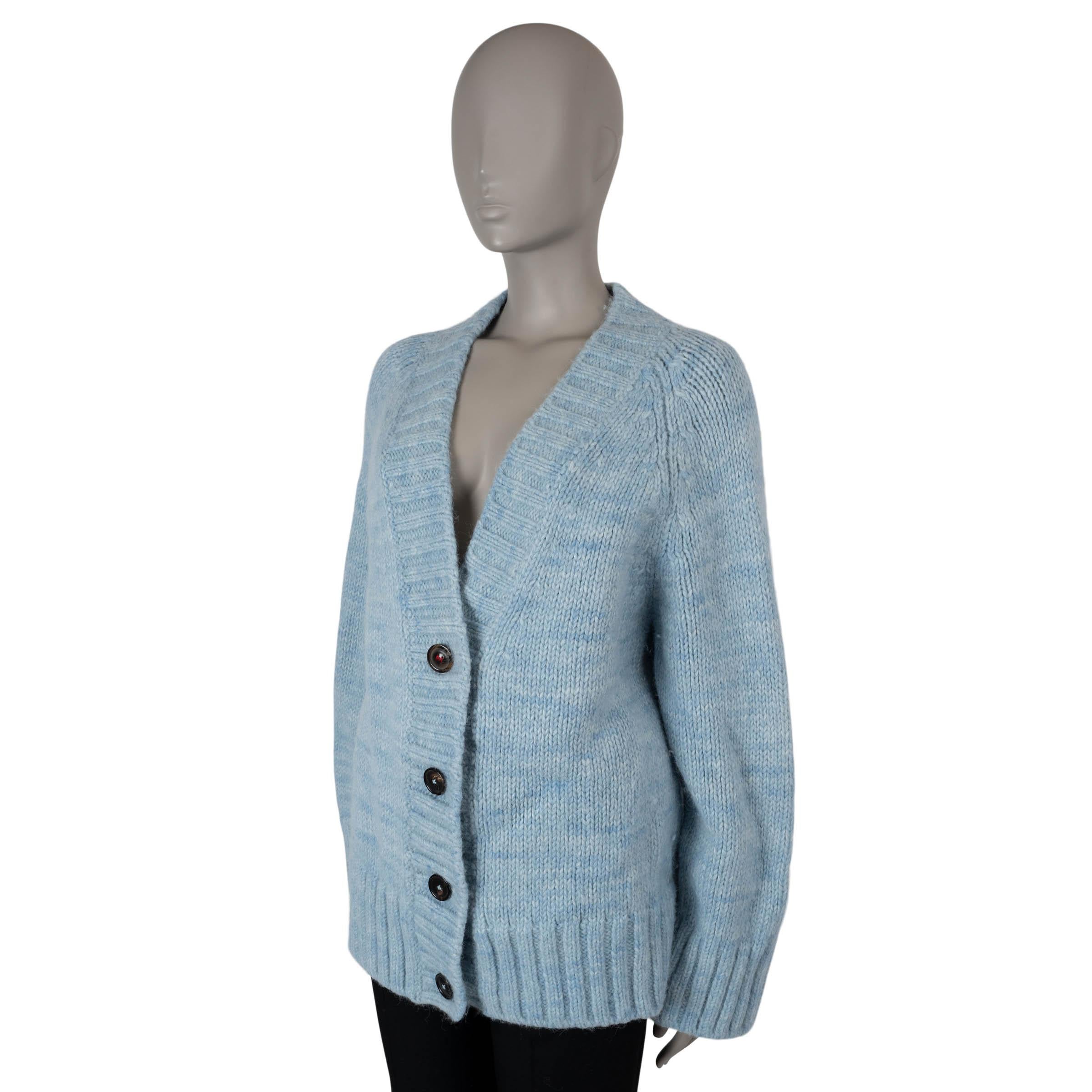 Ce cardigan 100% authentique de Maison Margiela est confectionné dans un luxueux mélange d'alpaga bleu pâle (42%), de coton (30%) et de laine (28%). Il présente une coupe surdimensionnée avec une encolure en V et des bordures en tricot côtelé épais