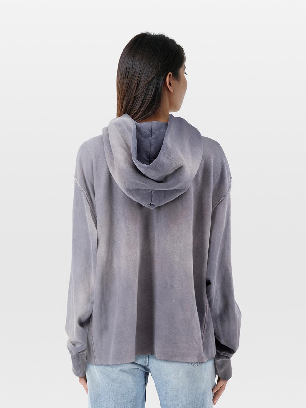 El ESTADO es Muy bueno. La sudadera presenta un desgaste mínimo. Decoloración en la manga derecha, el escote y el centro delantero de esta prenda de segunda mano de la marca Maison Margiela.
 

 Detalles
 

 

 Model No: Memoria de 
 

 Morado
 

