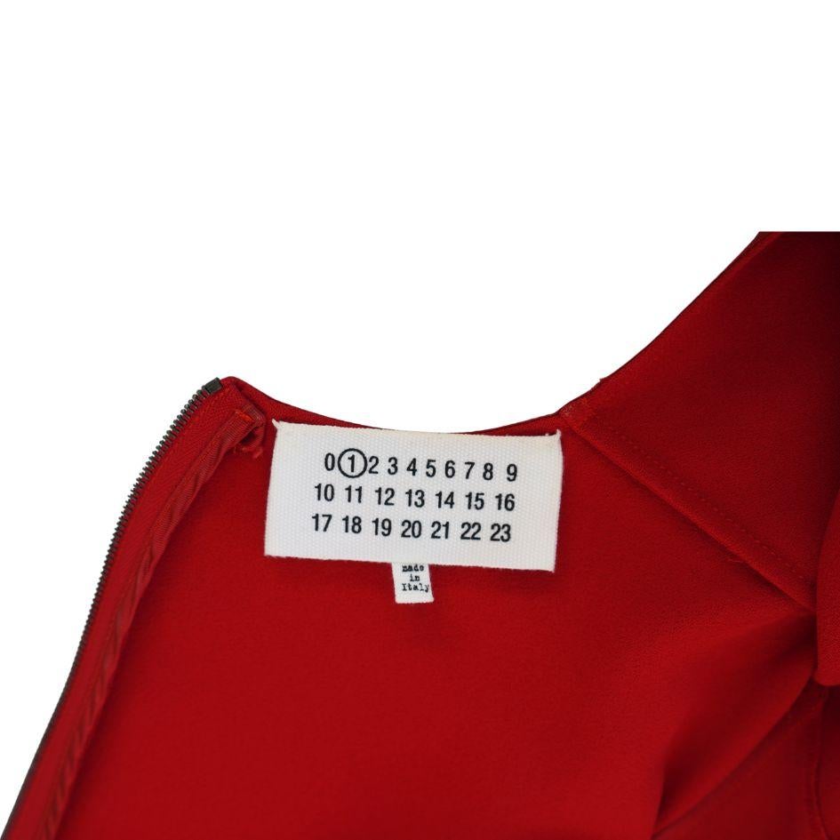 Maison Margiela Top asimmetrico rosso a una manica in vendita 2