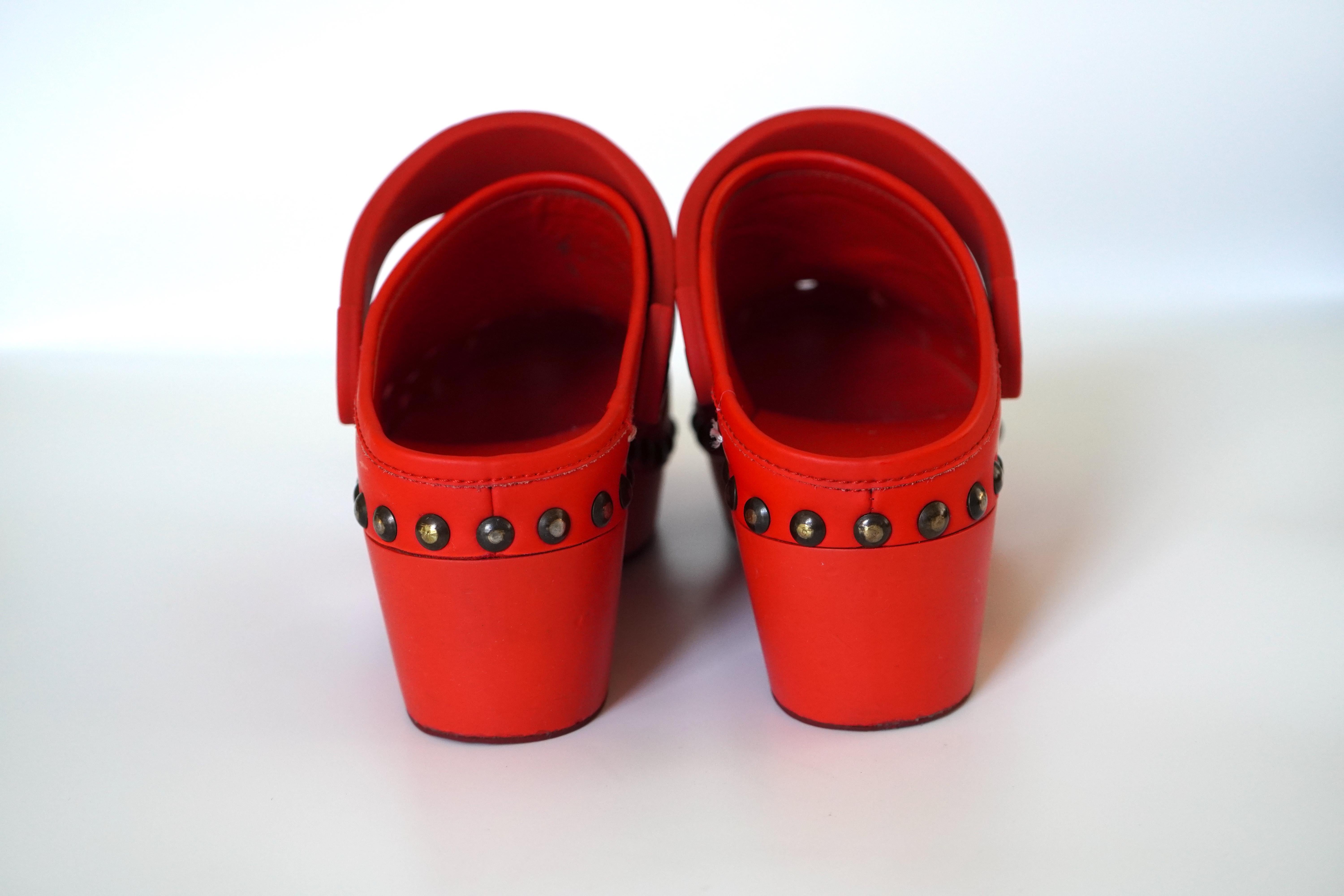 Maison Margiela Red Leather Platform Croc Clogs 39 In Good Condition For Sale In Beverly Hills, CA