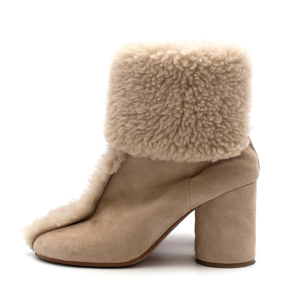 Mason Margiela Sheepskin Heeled Boots 39.5

- Chunky 360 round heel 
- Suede on the outside 
- Sheepskin trimmings on the front and on the ankles
- Round toes
- Warm sheepskin lining 
- Zip up fastening at the back 
- Silver hardware 
- 39.5 IT =