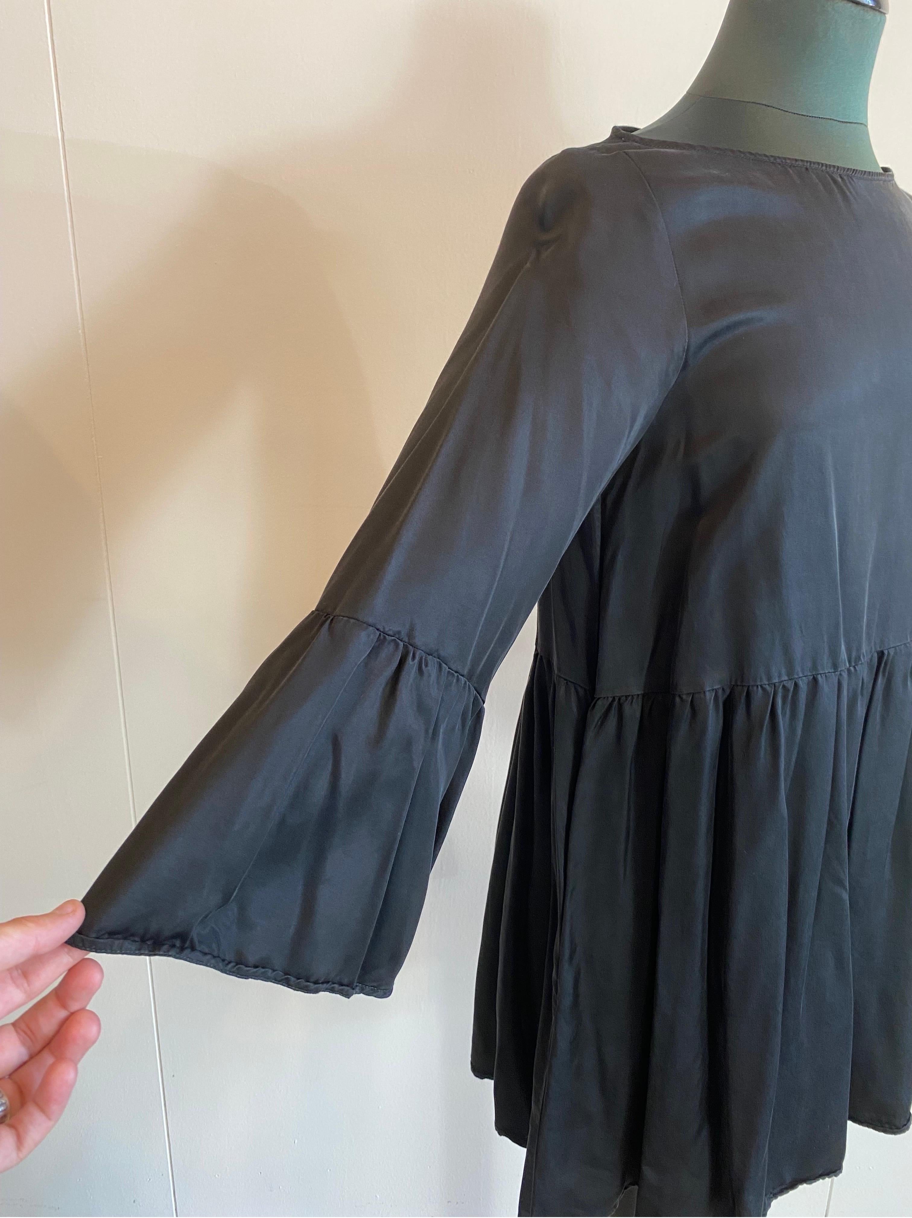 Maison Margiela kurzes Kleid 
Aus Cupro-Modal und Viskose.
Fühlt sich sehr weich an. Mit Rüschen. Und ein breiter Ärmel am Ende.
Größe 40Ita.
Weiche Passform. 
Schulter 43
Ärmellänge 47
Länge 73
Brust 48
 In ausgezeichnetem Allgemeinzustand, zeigt