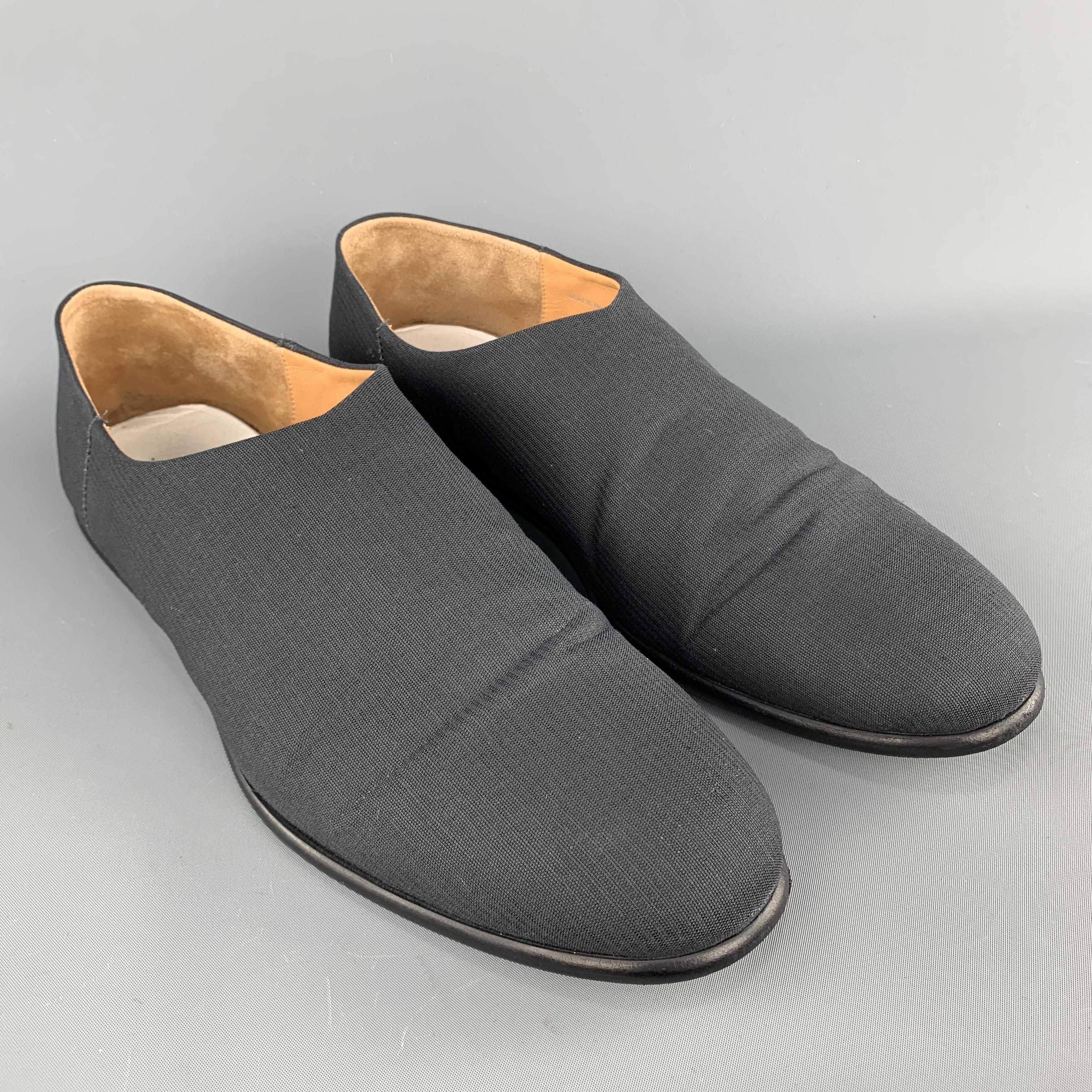 Maison Martin Margiela moccasin style loafers come in navy stripe textured canvas with a black leather sole and white stitch back. Made in Italy.
 

Excellent Pre-Owned Condition.
Marked: IT 43

Outsole: 12 x 4.5in.