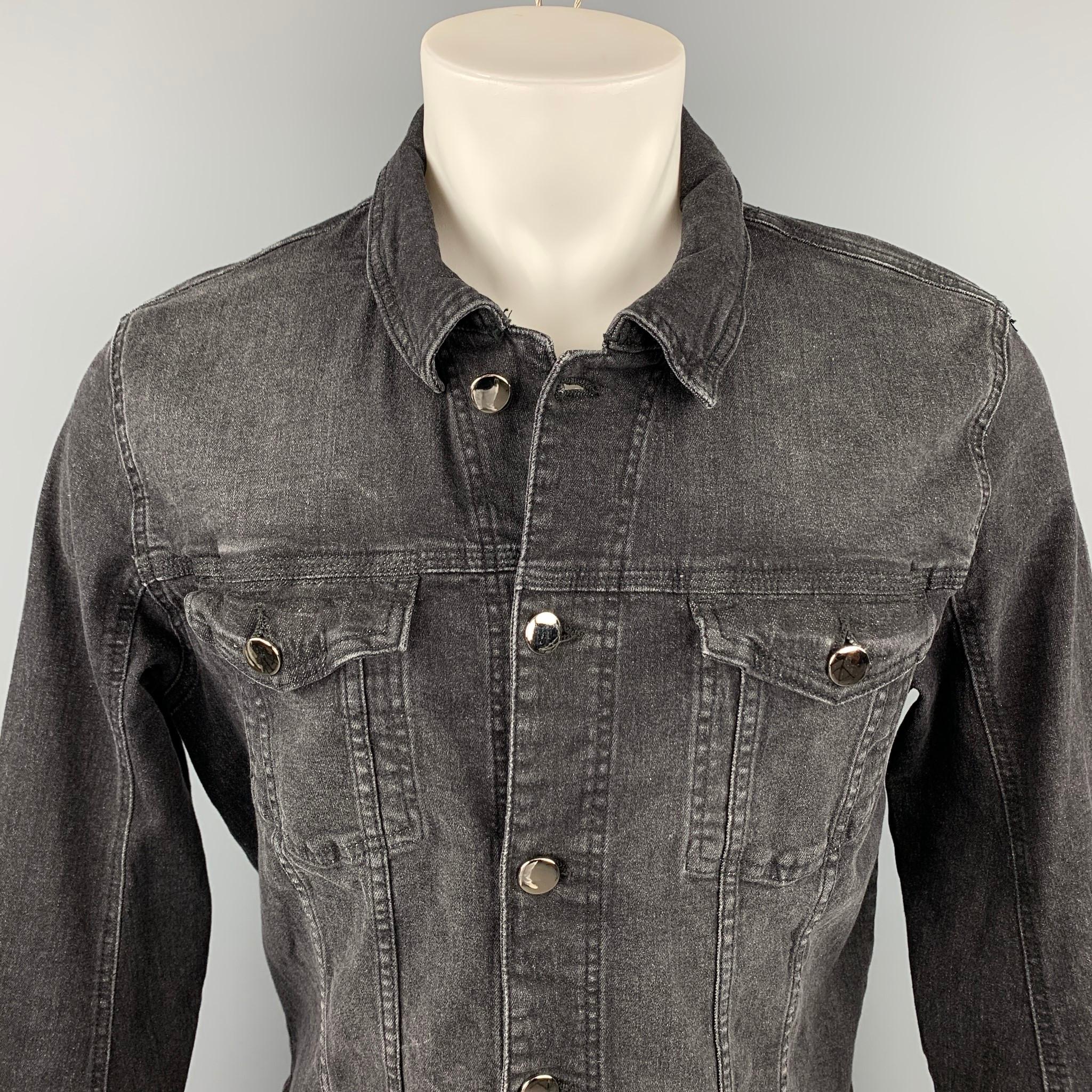MAISON MARGIELA jacket comes in a charcoal cotton featuring a trucker style, front pockets, spread collar, and a silver metallic button closure. 

Very Good Pre-Owned Condition.
Marked: L

Measurements:

Shoulder: 18 in.
Chest: 41 in.
Sleeve: 26