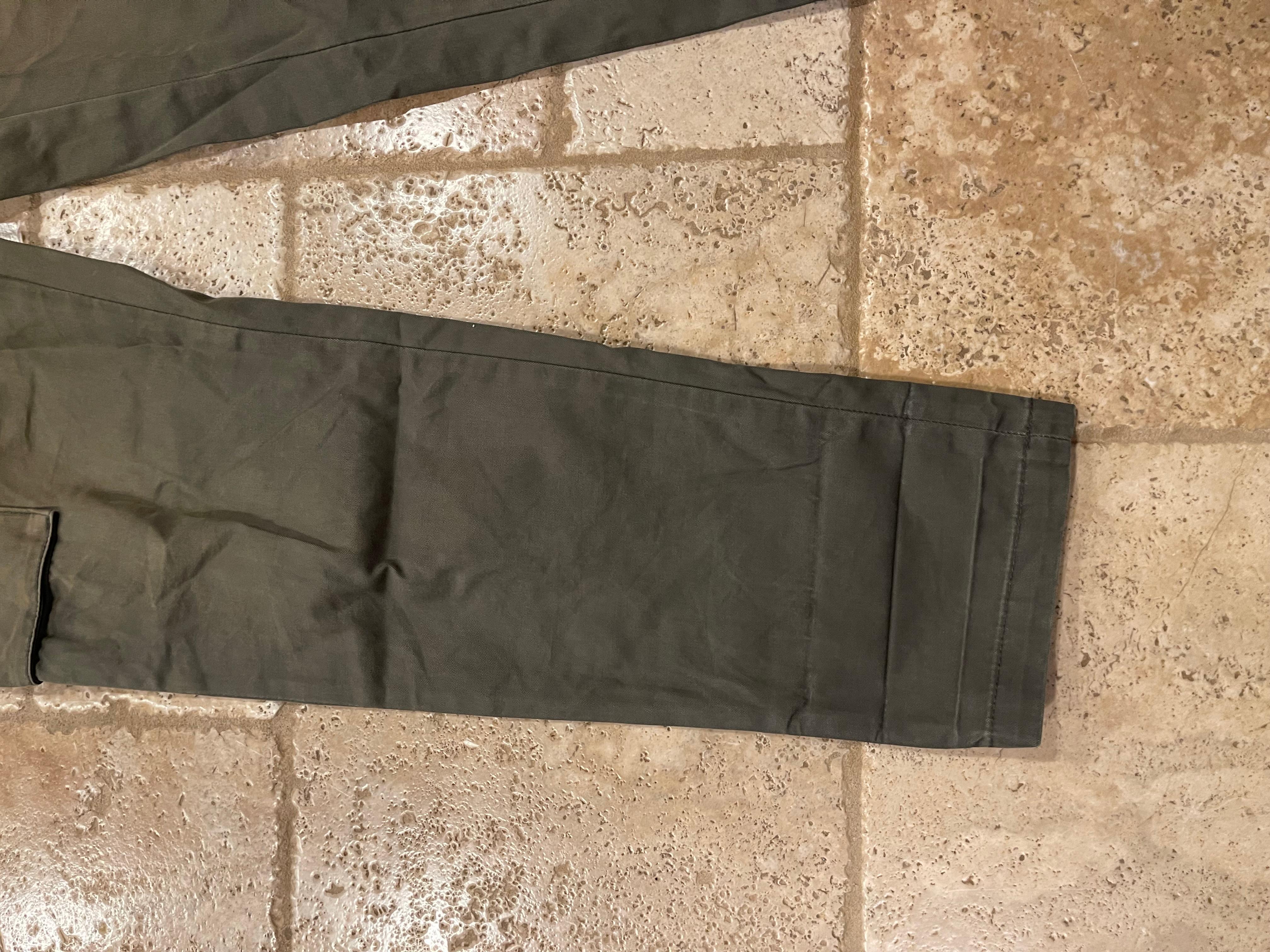 Maison Margiela Olive Cargo Pants
John Galliano's Spring/Summer 2017 Collection
Size 50
Great Condition

Measurements:
Waist: 17”
Inseam: 31”
Leg opening: 7”
Front rise: 11”

ALL SALES ARE FINAL.