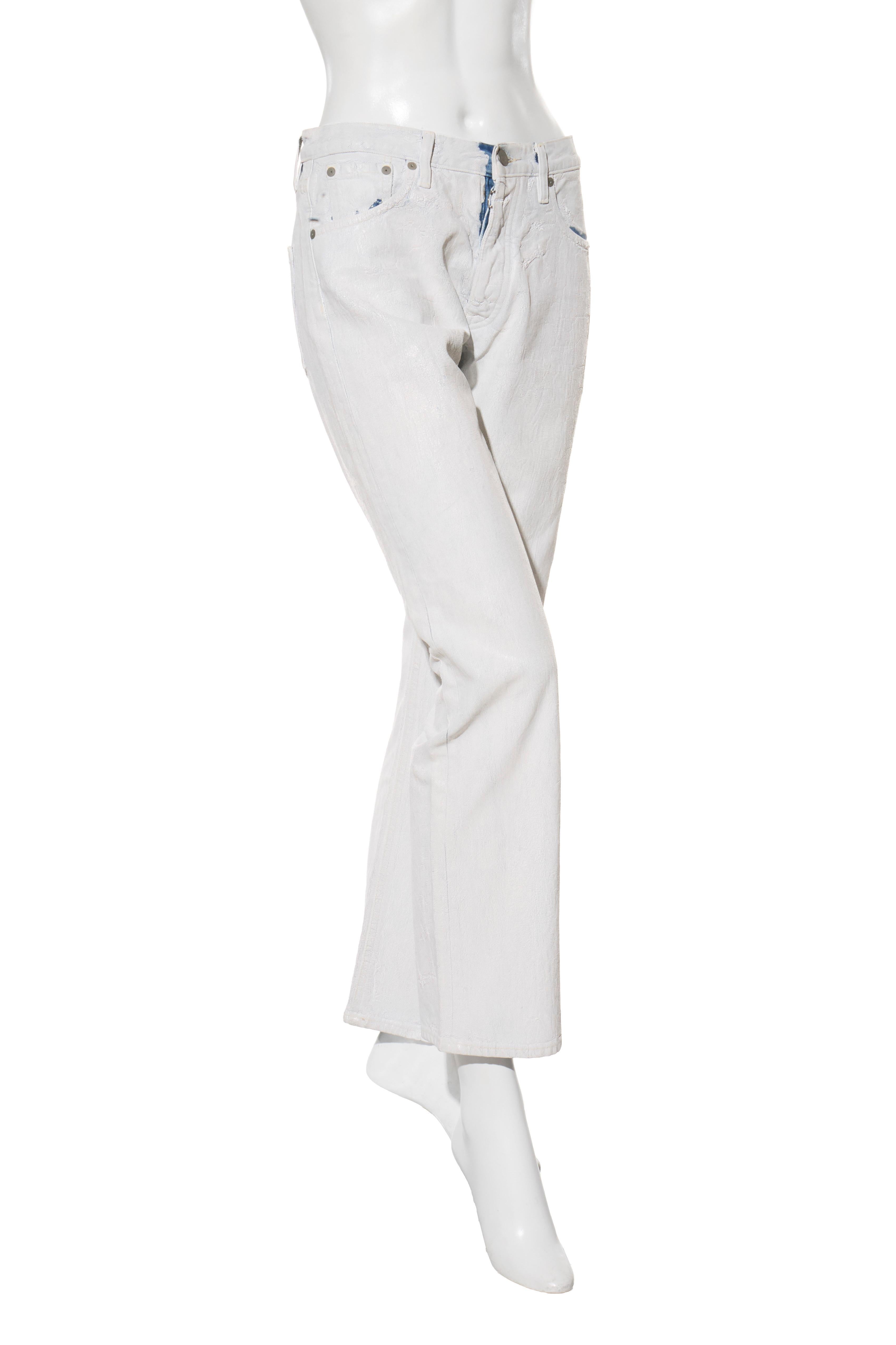 Maison Margiela - Line 4 Painted Denim Pants - SS21

Élevez votre garde-robe avec cette paire rare de jeans à cinq poches Maison Margiela Line 4 de la collection printemps/été 2021. Connu pour ses réinterprétations avant-gardistes de vêtements