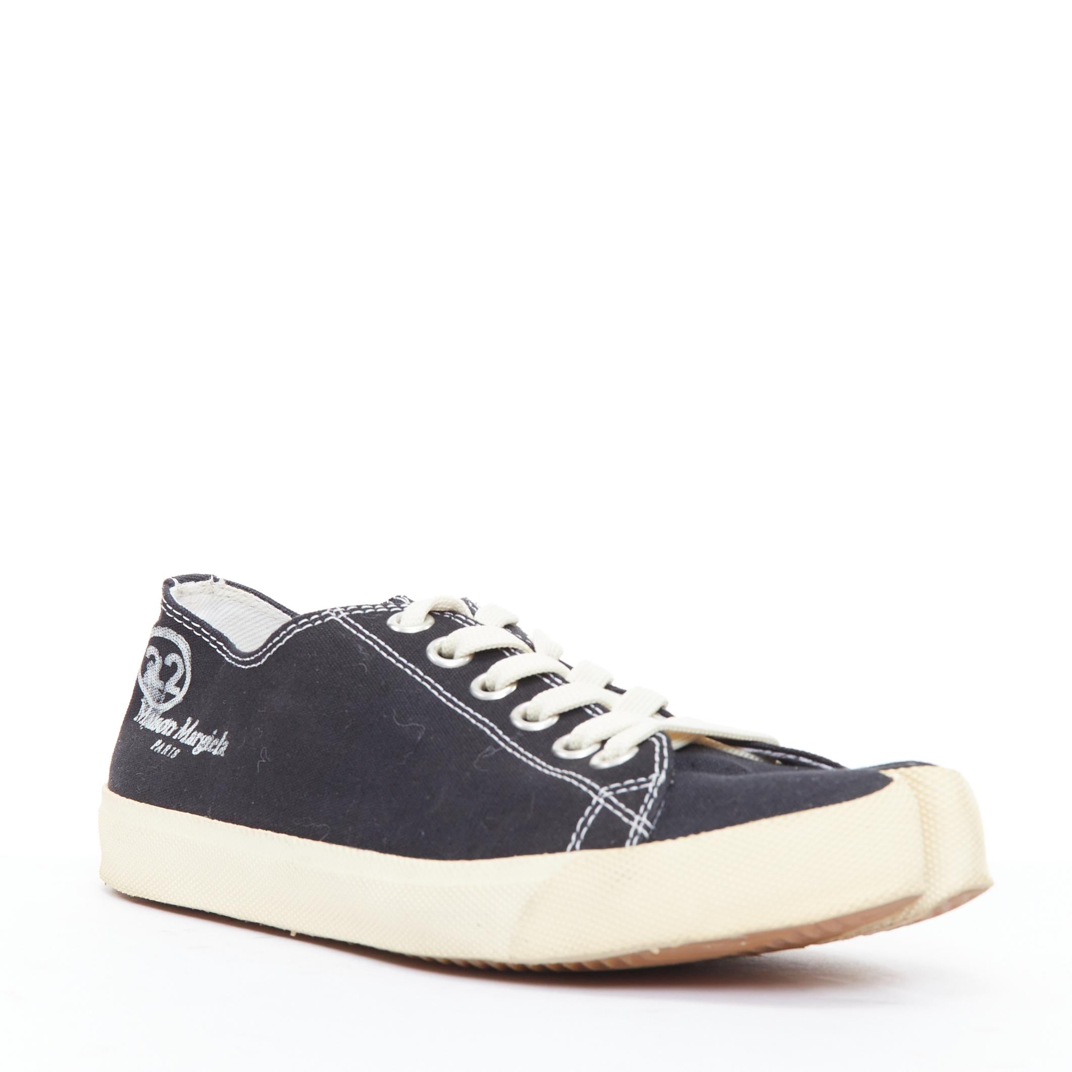 MAISON MARGIELA Tabi baskets basses en toile noire avec logo en tissu EU38.5
Référence : ECLO/A00078
Marque : Maison Maison Margiela
Modèle : Tabi
Matériau : Toile
Couleur : Noir, Whiting
Motif : Solide
Fermeture : Up&Up
Doublure : Cuir