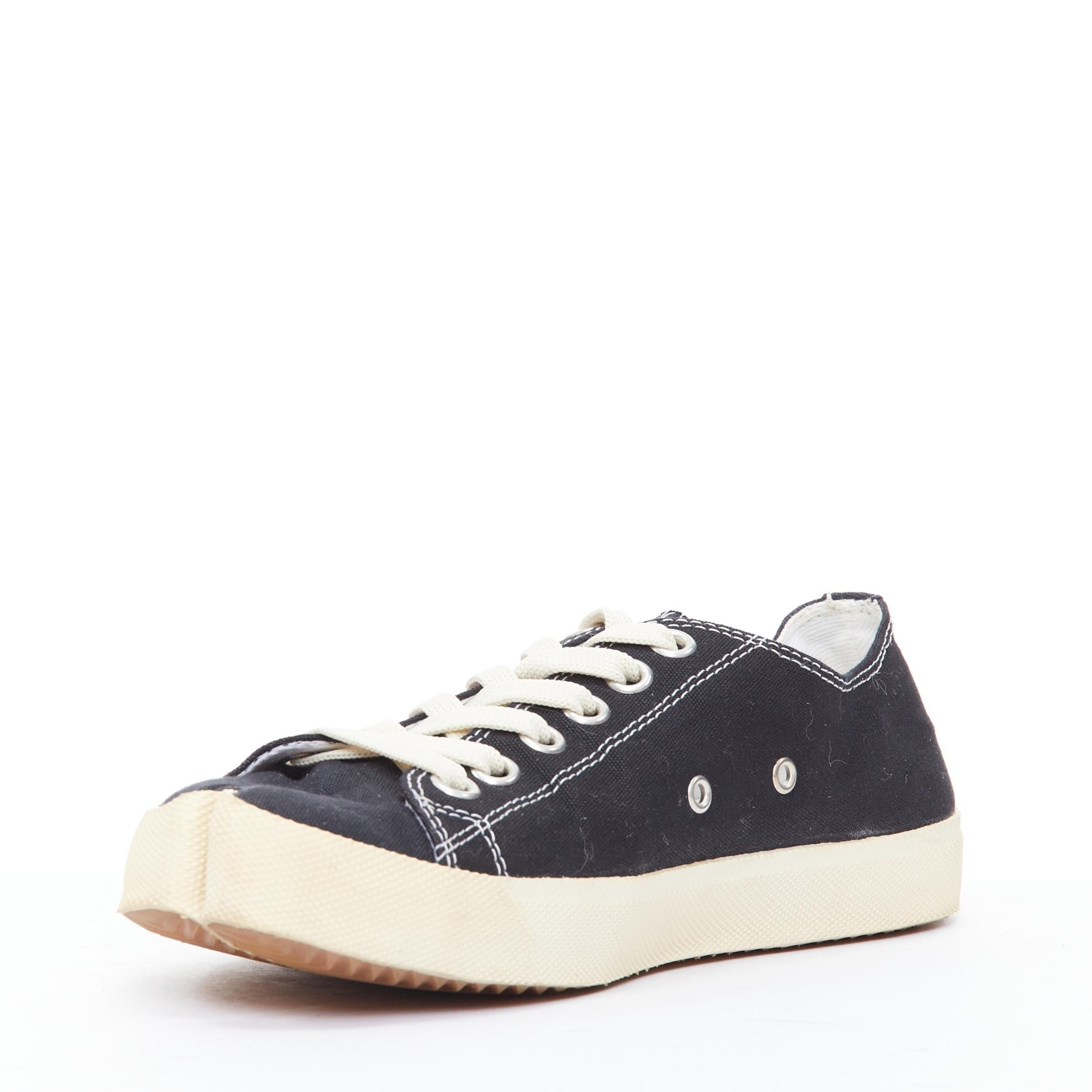 MAISON MARGIELA Tabi baskets basses en toile noire avec logo en tissu EU38.5 Bon état à Hong Kong, NT