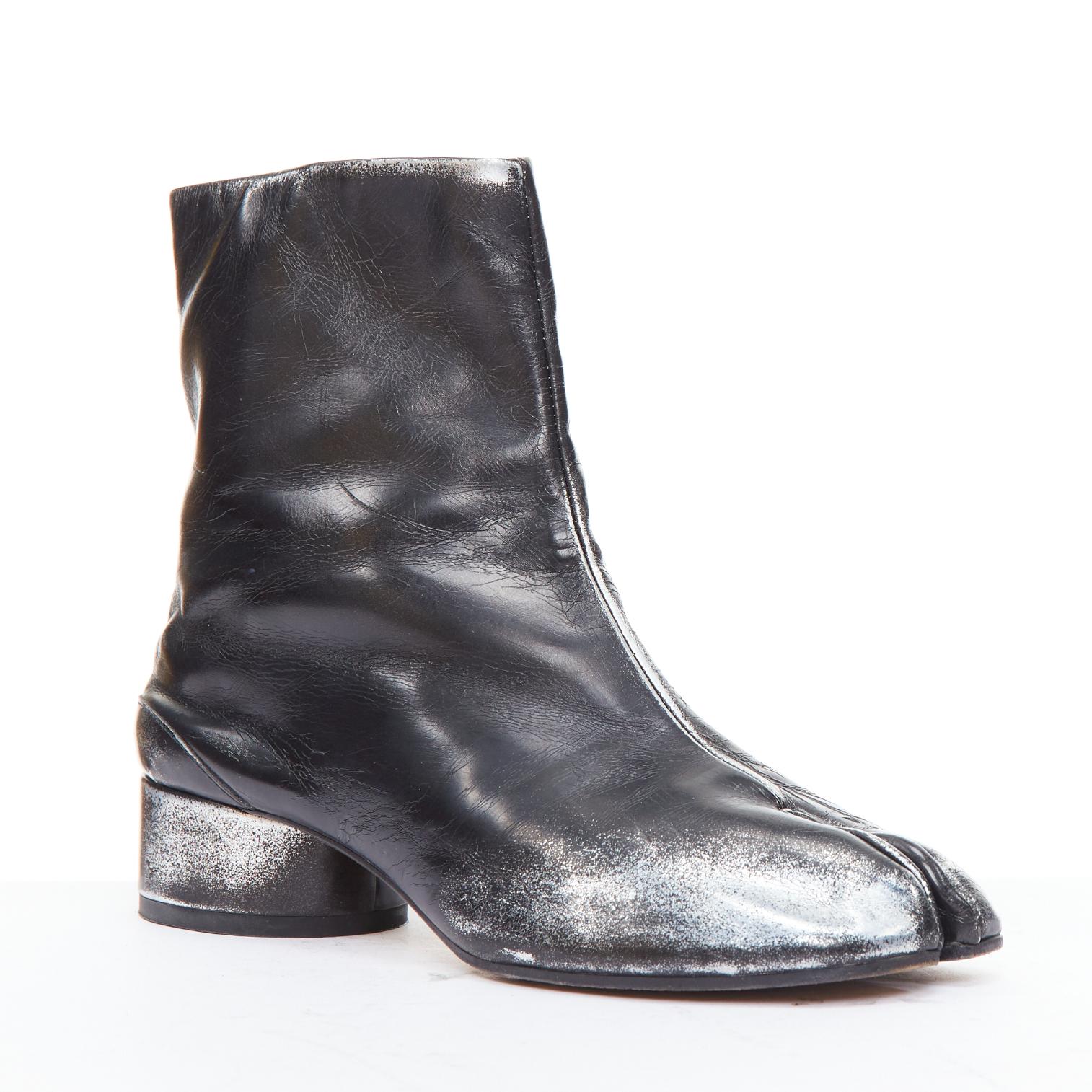 MAISON MARGIELA Tabi silver painted black distressed ankle boots EU38
Reference: ECLO/A00075
Brand: Maison Margiela
Model: Tabi
Material: Leather
Color: Black, Silver
Pattern: Solid
Closure: Hook & Bar
Lining: Brown Leather
Extra Details: Distressed