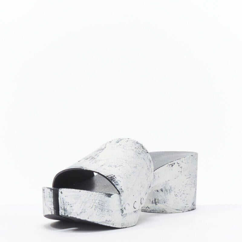 MAISON MARGIELA Tabi white painted cone heel wooden clog sandals EU35 In Excellent Condition For Sale In Hong Kong, NT