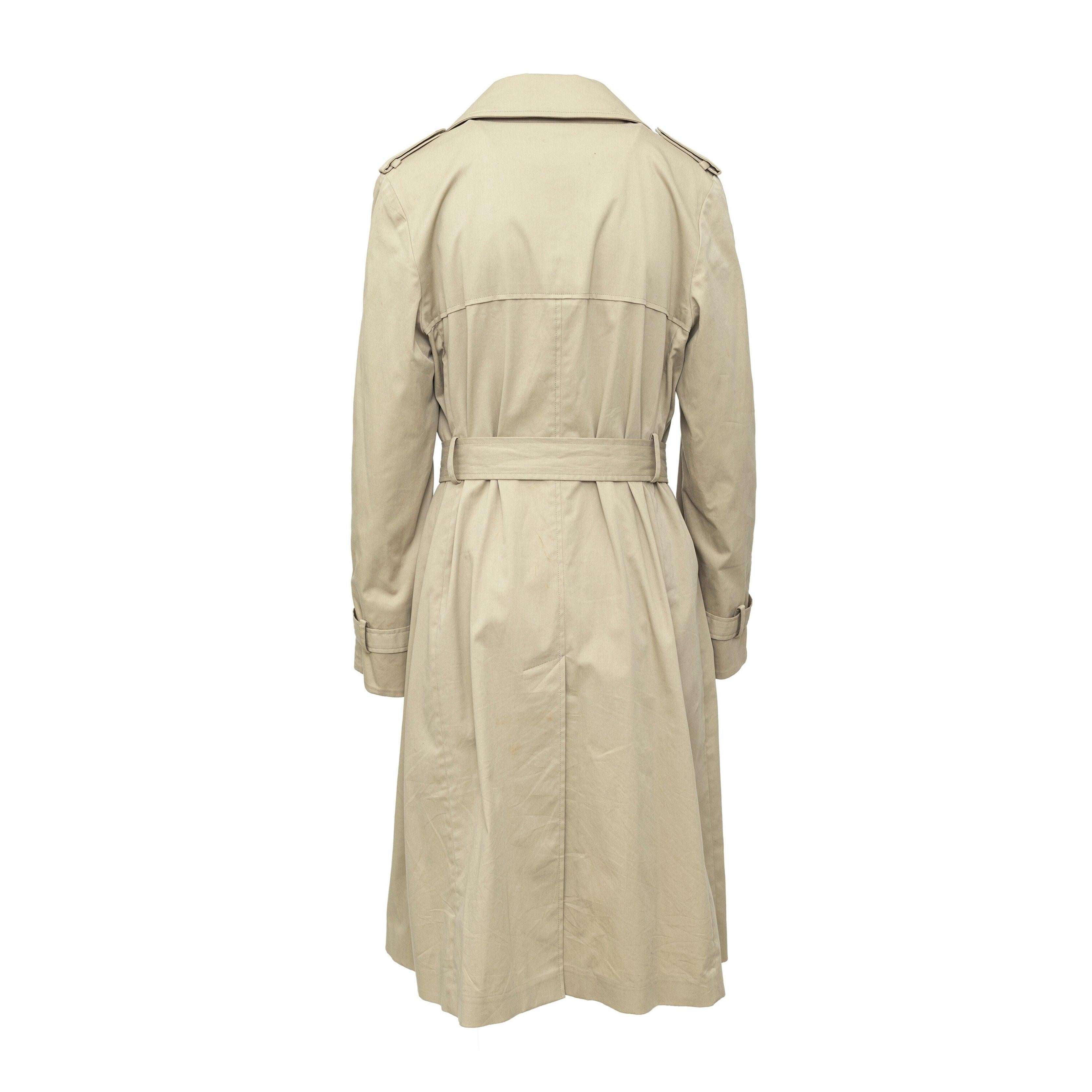 Dieser klassische Trenchcoat von Maison Margiela ist ein Muss für jede Garderobe. Sie besteht aus 100 % Baumwolle in Khaki und lässt sich dank der offenen Vorderseite und dem Taillengürtel individuell anpassen. Der Mantel ist halb gefüttert und