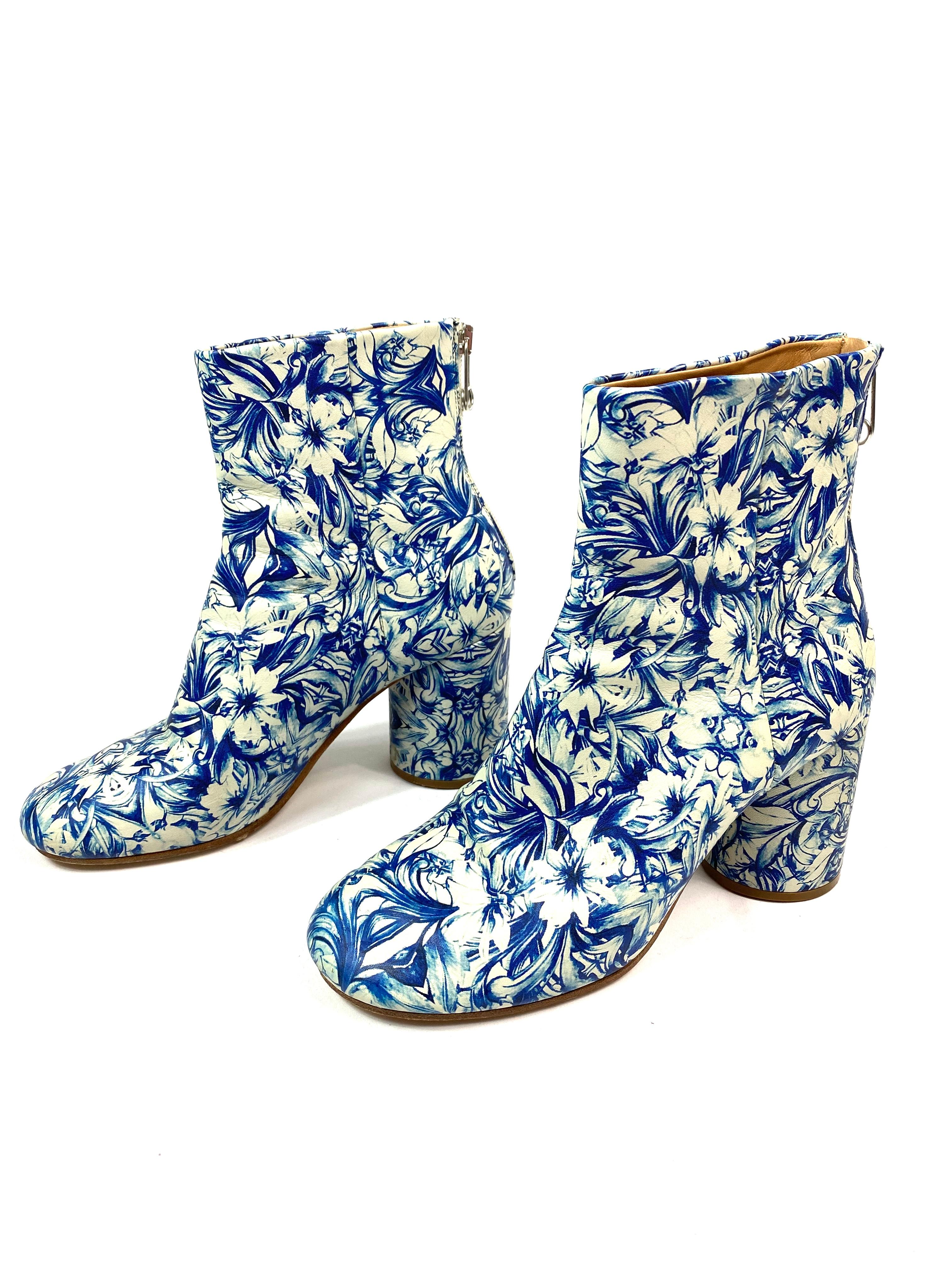 MAISON MARGIELA White and Blue Floral Print Leather Block Heel Booties SIZE 38.5

Product details:
The boots come with the original box
Rounded toe
Silver tone hardware rear zip closure 
The heel height is 3.25
